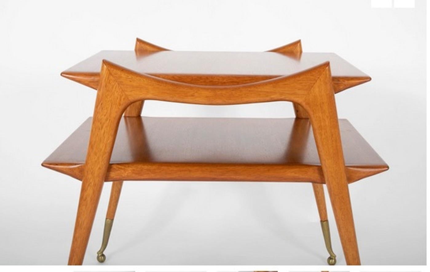 Mid-Century zweistöckigen Nussbaum Beistelltisch zugeschrieben Ico Luisa Parisi (Furnier) im Angebot