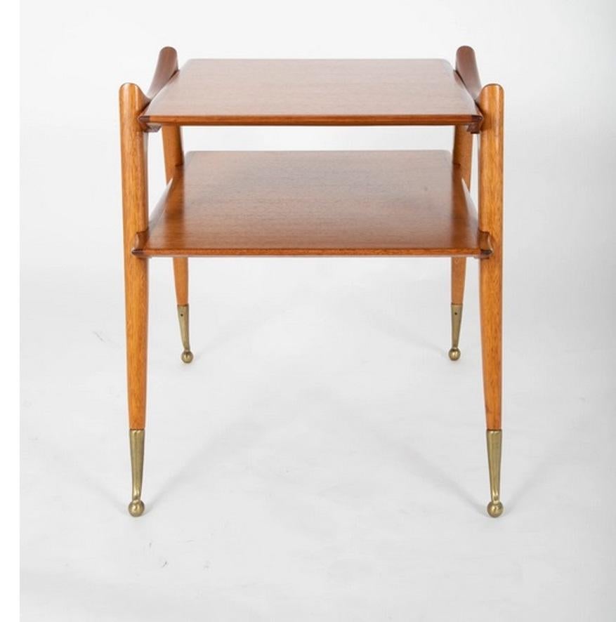Mid-Century zweistöckigen Nussbaum Beistelltisch zugeschrieben Ico Luisa Parisi im Zustand „Hervorragend“ im Angebot in Greenwich, CT
