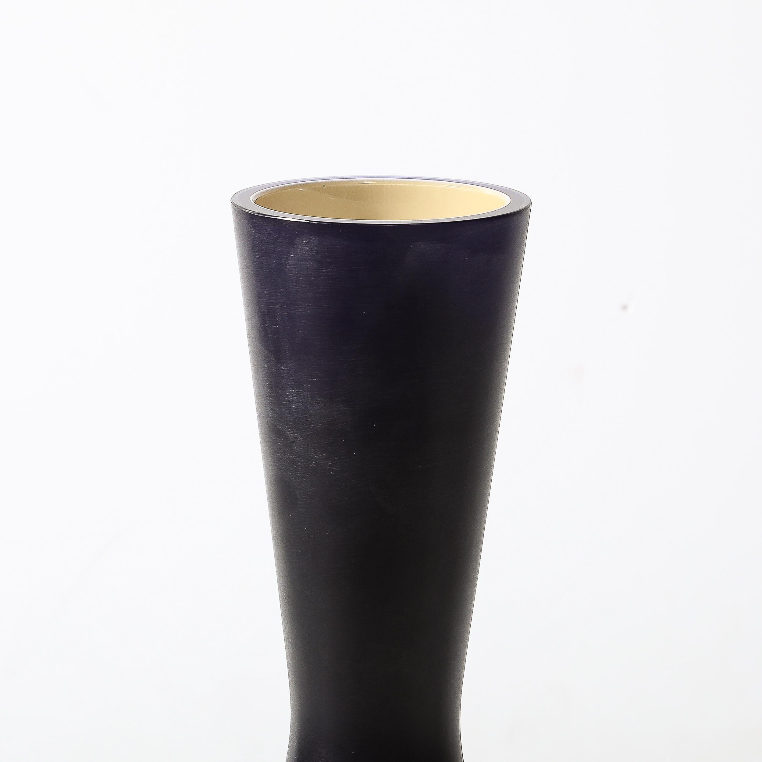 Vase aus mundgeblasenem Murano-Glas, zweifarbig, mattschwarz, Mitte des Jahrhunderts, von Venini (Moderne der Mitte des Jahrhunderts) im Angebot