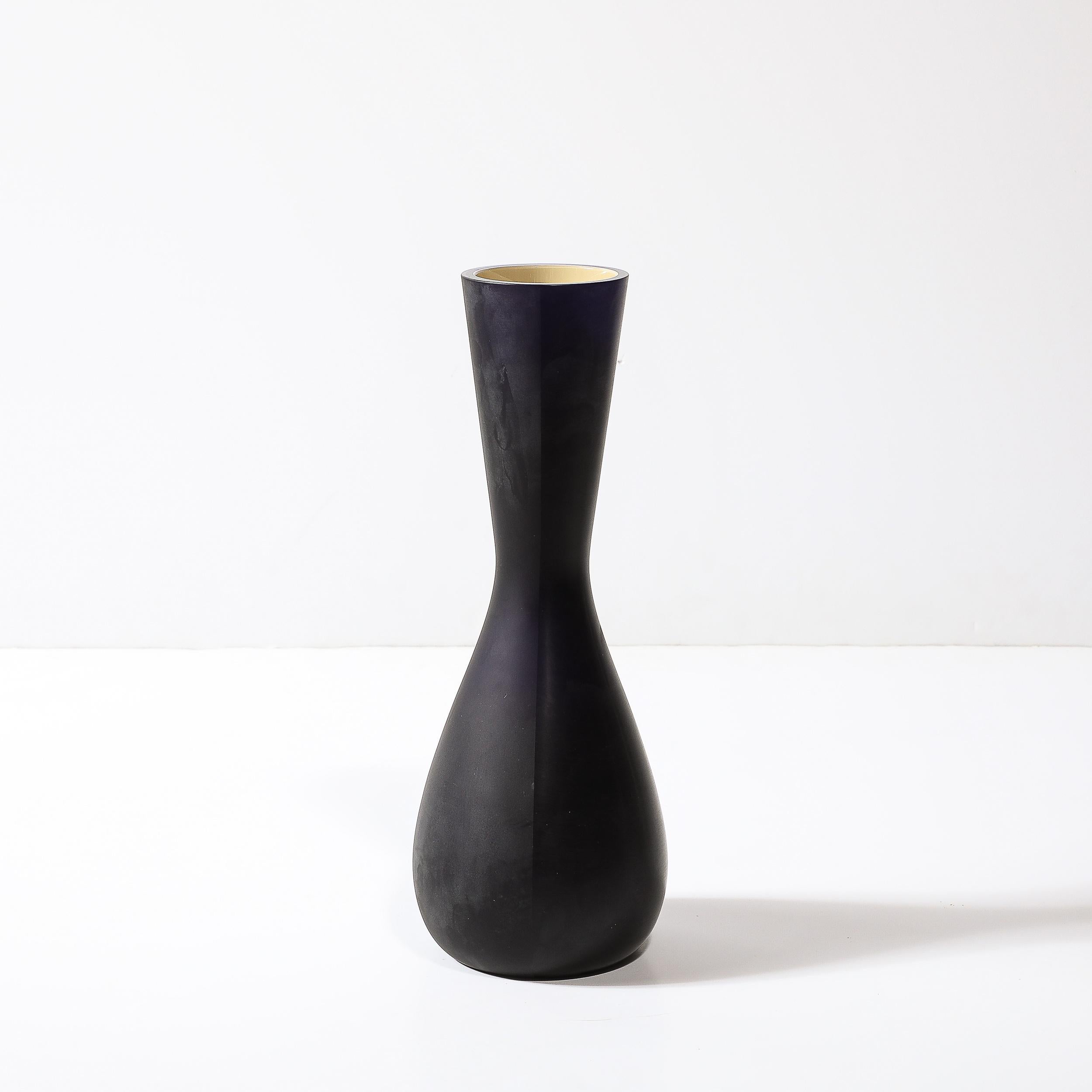 Vase aus mundgeblasenem Murano-Glas, zweifarbig, mattschwarz, Mitte des Jahrhunderts, von Venini im Zustand „Hervorragend“ im Angebot in New York, NY