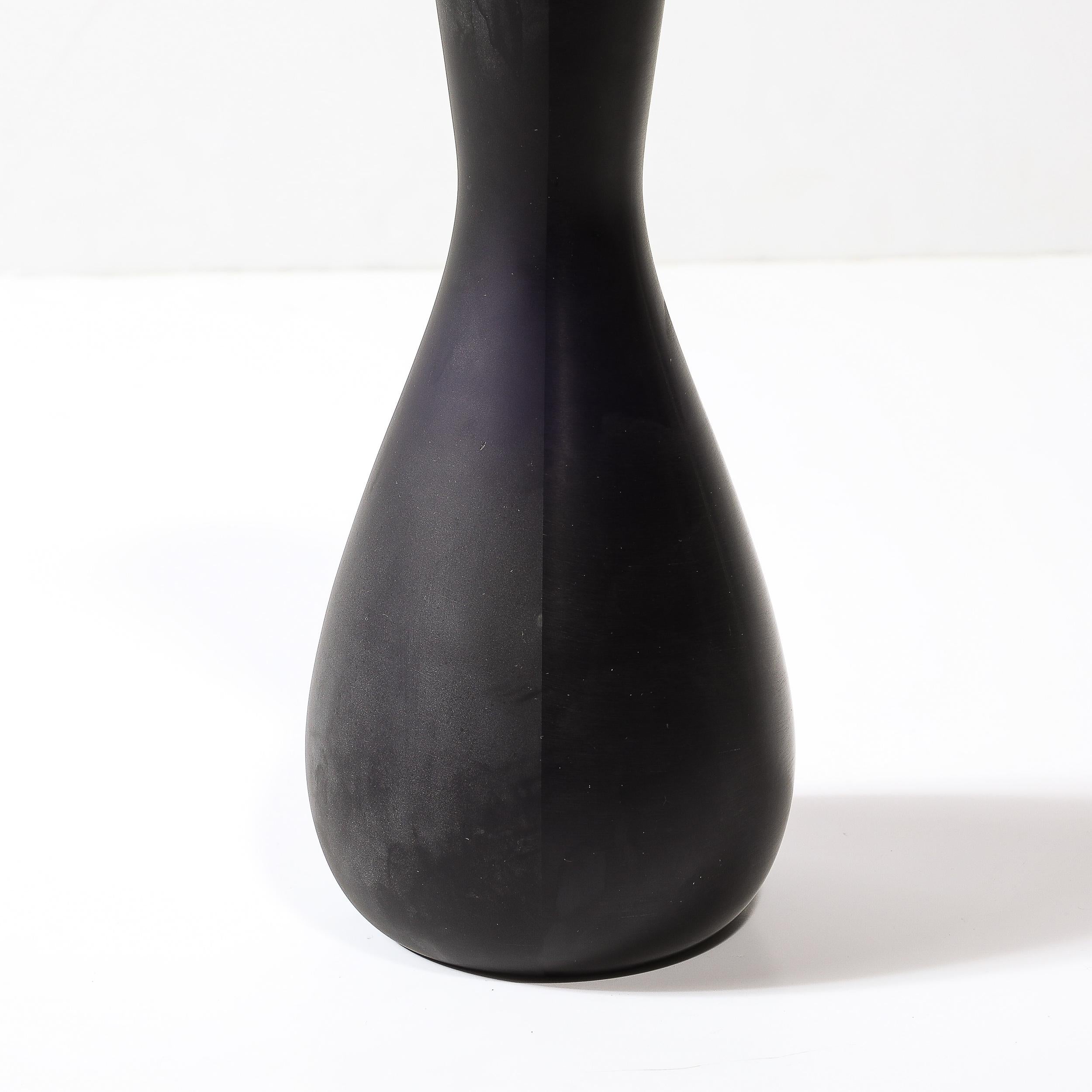 Vase aus mundgeblasenem Murano-Glas, zweifarbig, mattschwarz, Mitte des Jahrhunderts, von Venini (20. Jahrhundert) im Angebot