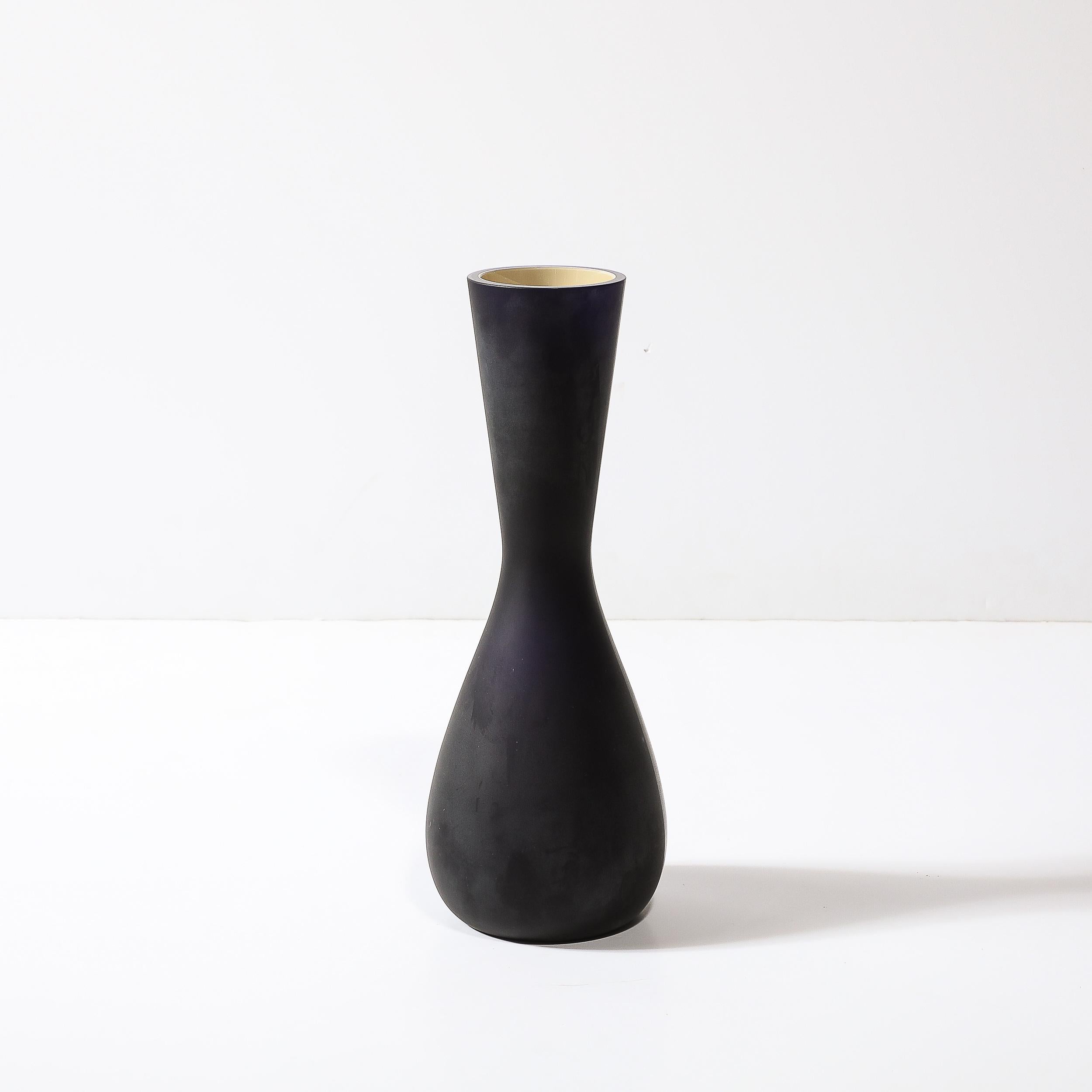 Vase aus mundgeblasenem Murano-Glas, zweifarbig, mattschwarz, Mitte des Jahrhunderts, von Venini (Muranoglas) im Angebot