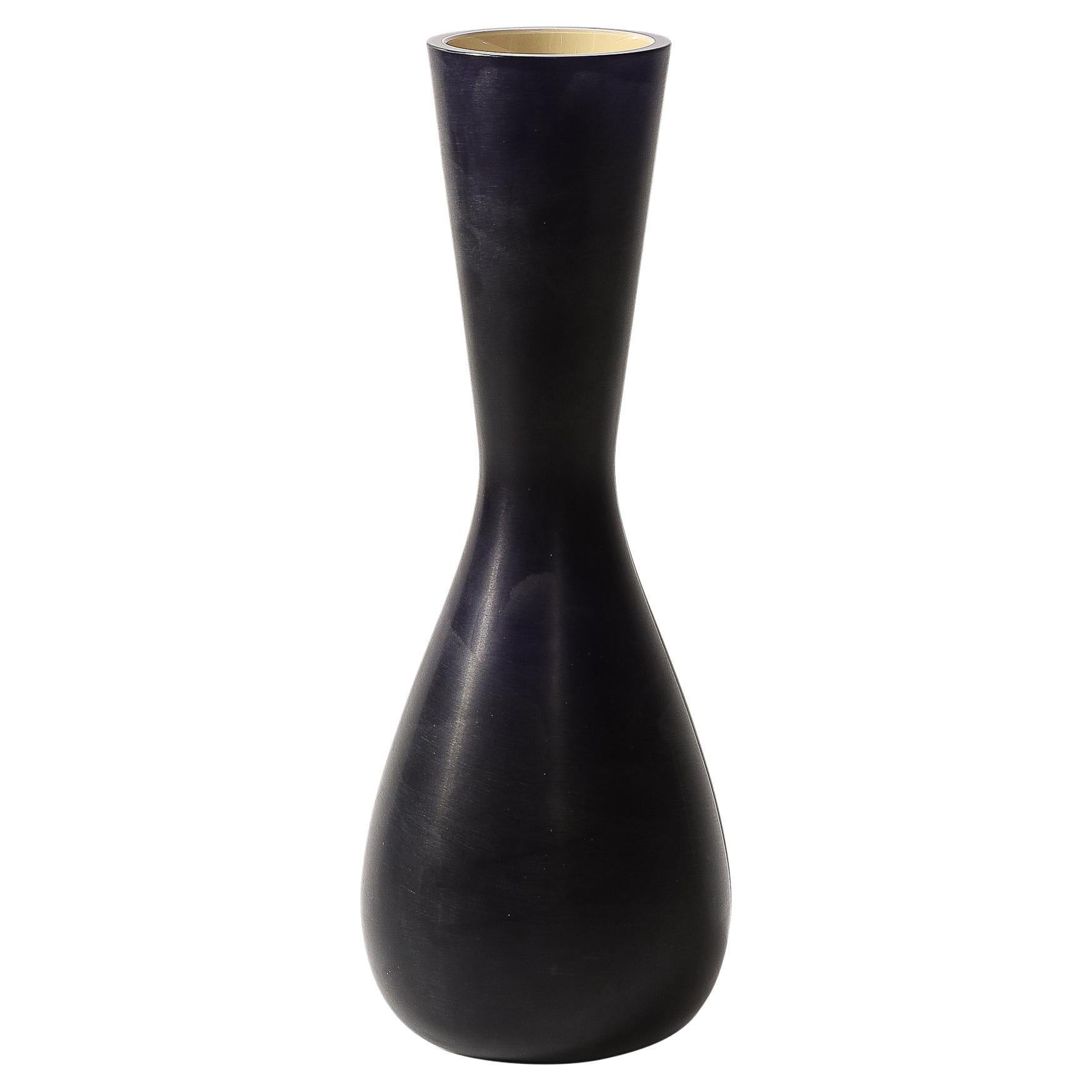 Vaso in vetro di Murano soffiato a mano di Venini in due tonalità di nero smerigliato di metà secolo