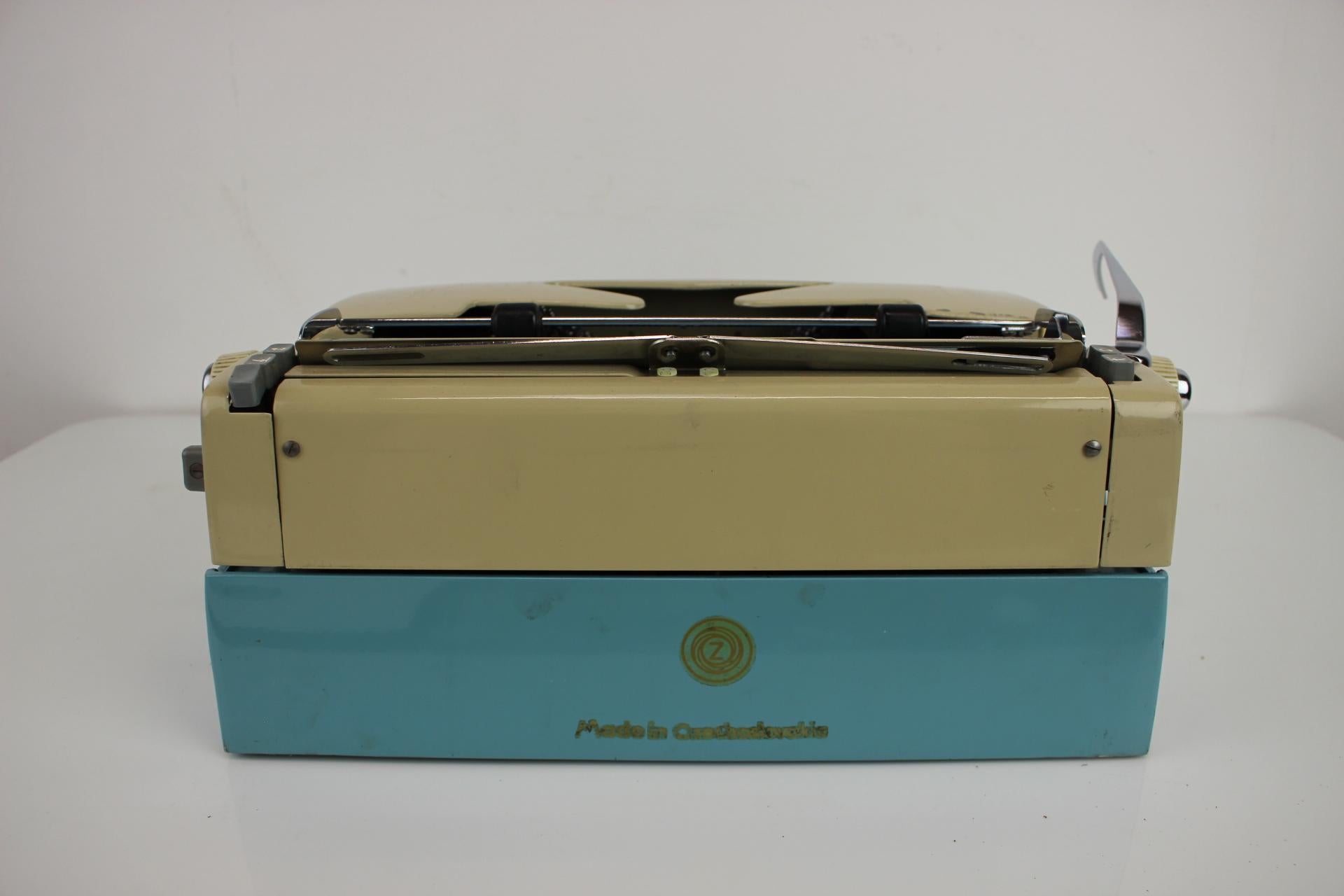 Schreibmaschine Konsul aus der Mitte des Jahrhunderts, 1960er Jahre Tschechoslowakei (Mitte des 20. Jahrhunderts) im Angebot
