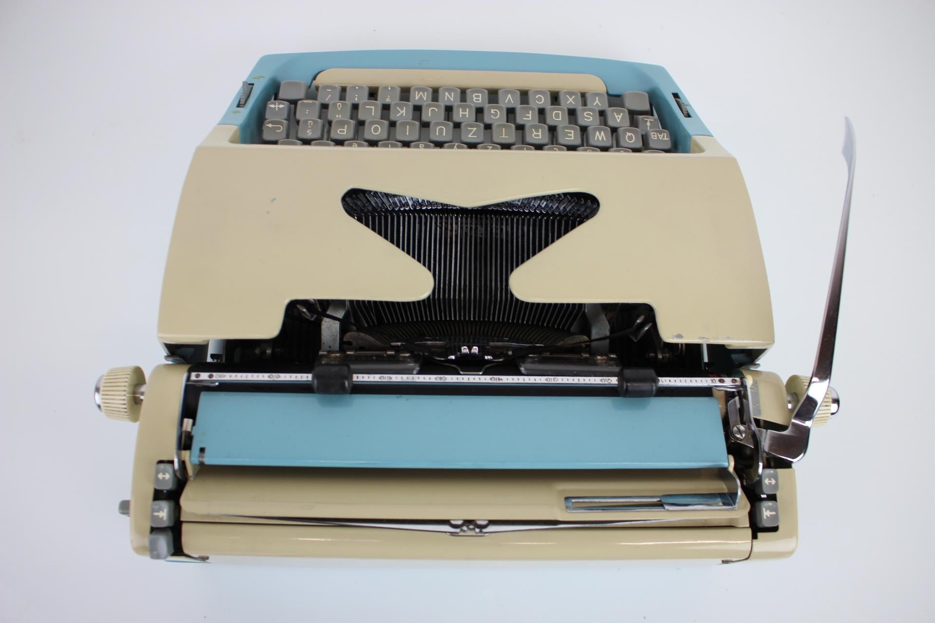 Schreibmaschine Konsul aus der Mitte des Jahrhunderts, 1960er Jahre Tschechoslowakei (Metall) im Angebot