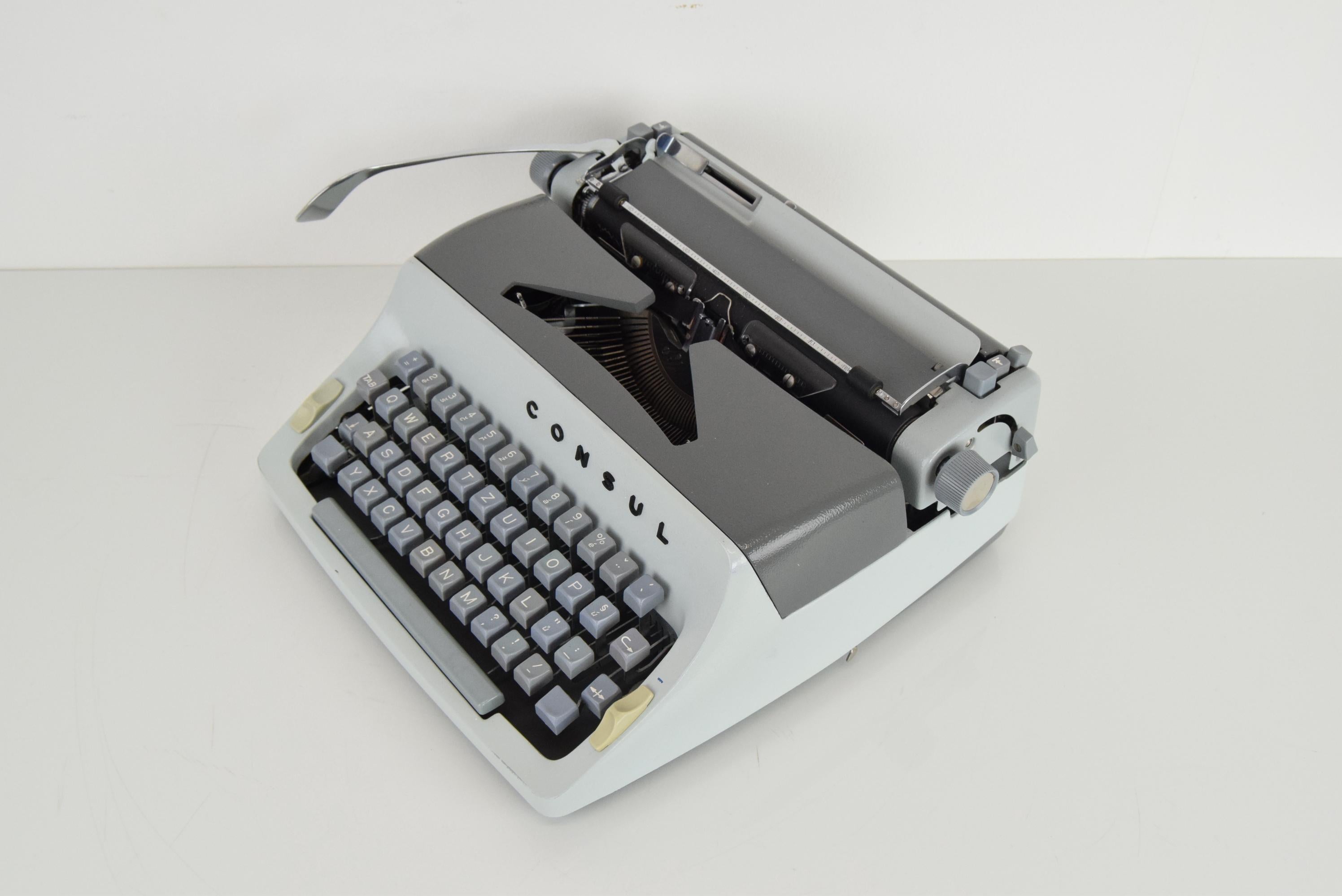 Schreibmaschine / Konsul aus der Jahrhundertmitte, 1960er Jahre.  (Tschechisch) im Angebot