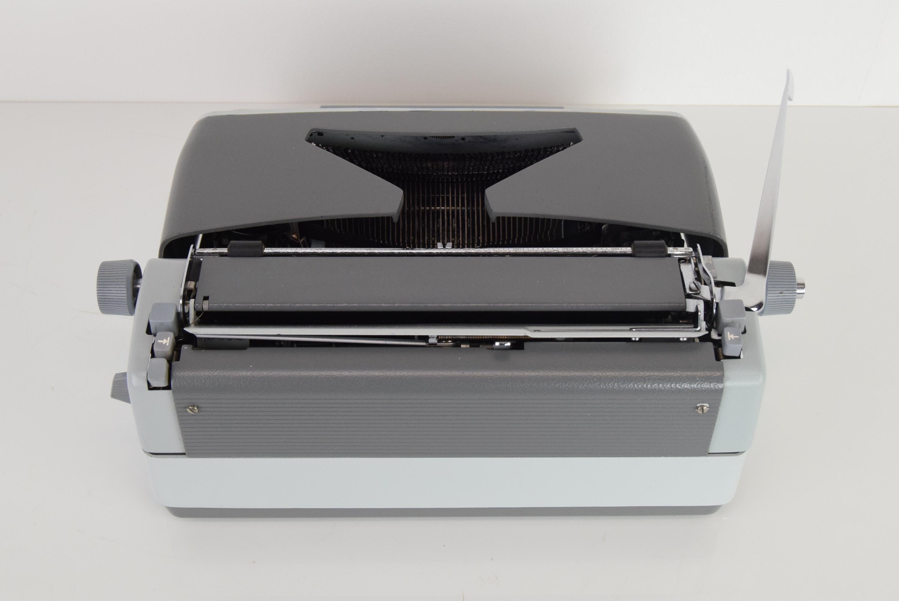 Schreibmaschine / Konsul aus der Jahrhundertmitte, 1960er Jahre.  (Mitte des 20. Jahrhunderts) im Angebot