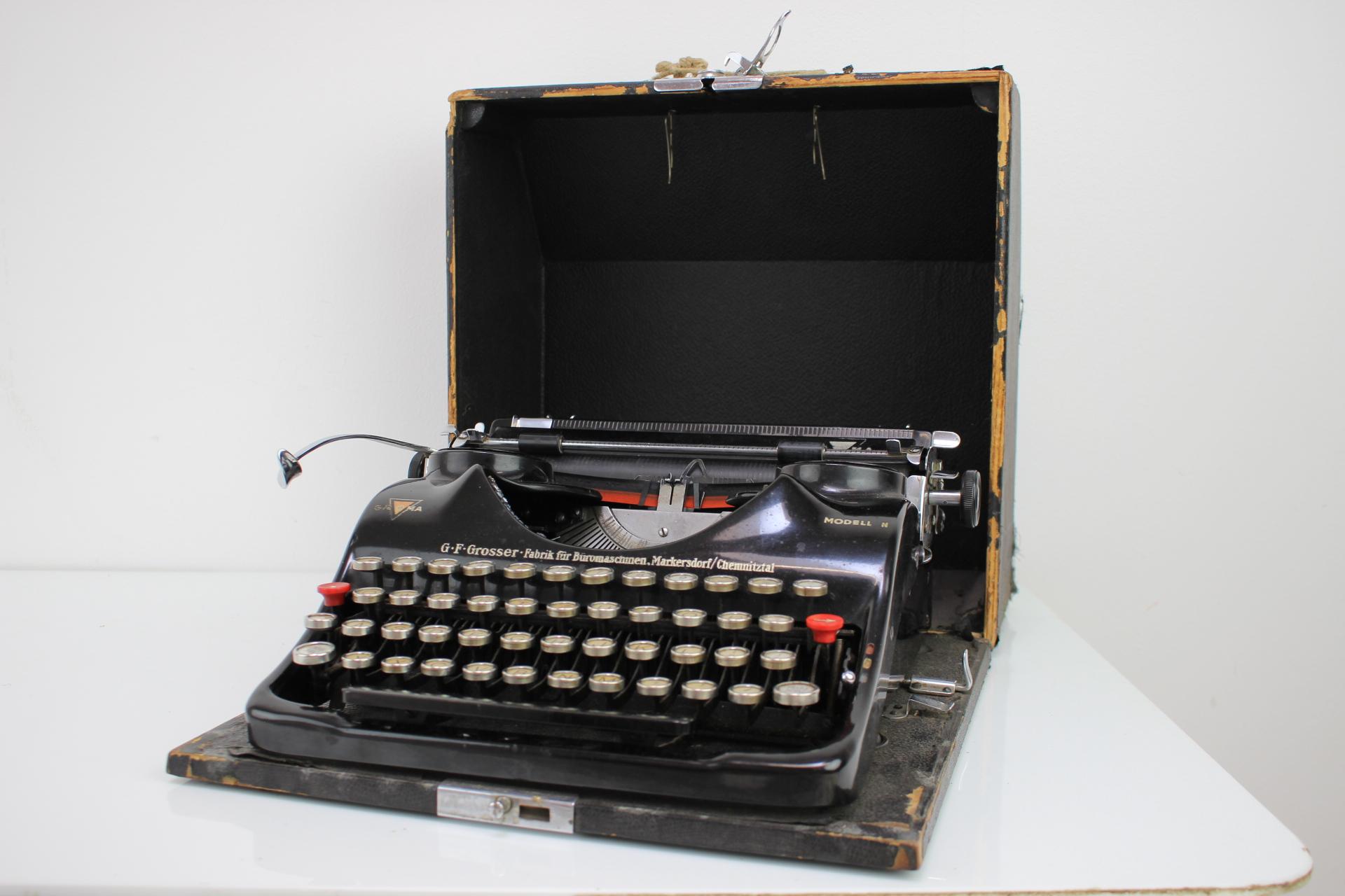 Hergestellt in Deutschland in den 1940er Jahren von Groma.
Hergestellt aus Kunststoff, verchromt.
Mit gealterter Patina.
Voll funktionsfähig, neu poliert, im Originalzustand mit Gebrauchsspuren.

