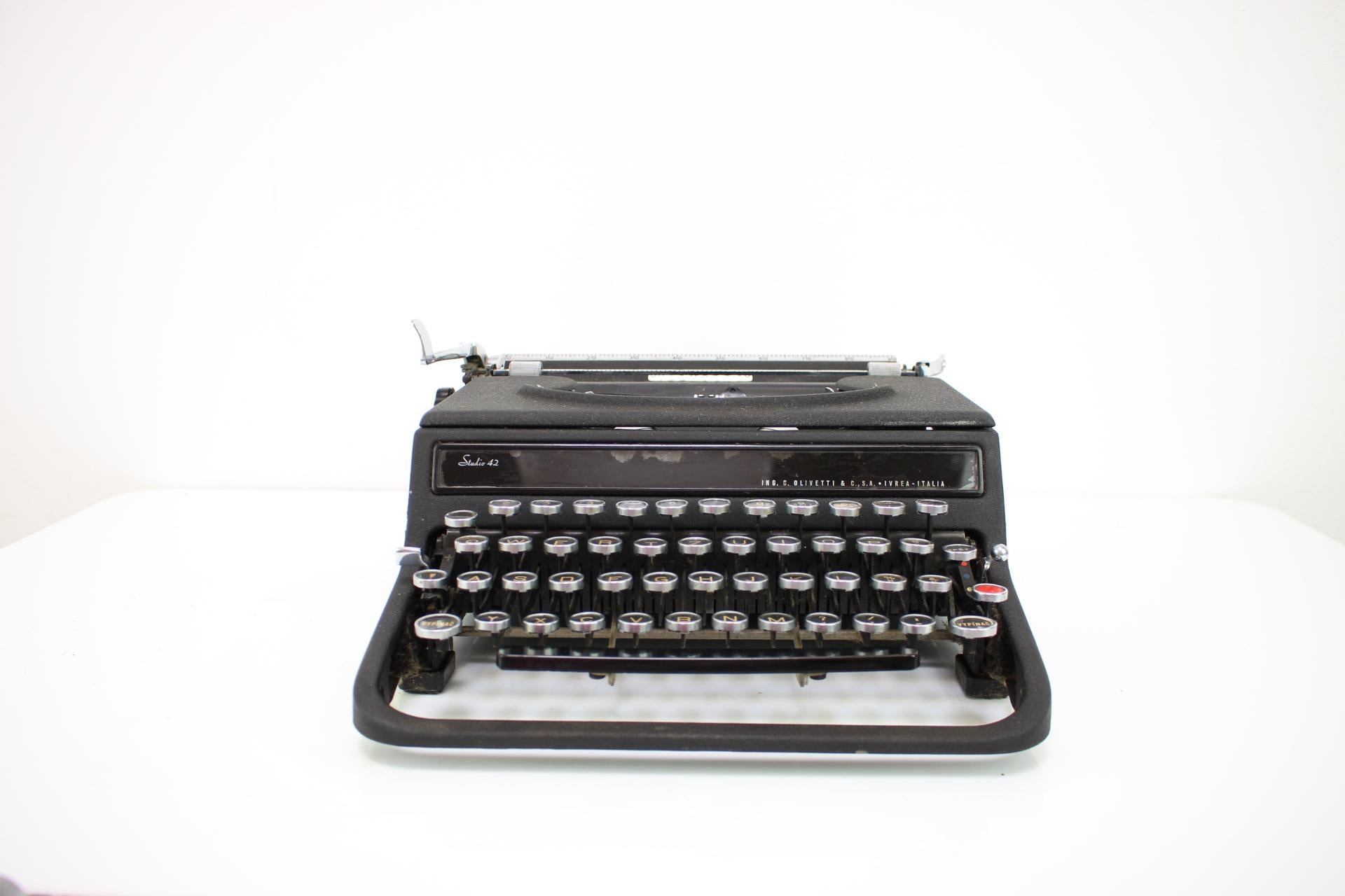 Hergestellt in Italien in den 1940er Jahren von Olivetti.
Hergestellt aus Kunststoff, verchromt.
Voll funktionsfähig, neu poliert, im Originalzustand mit Gebrauchsspuren.

