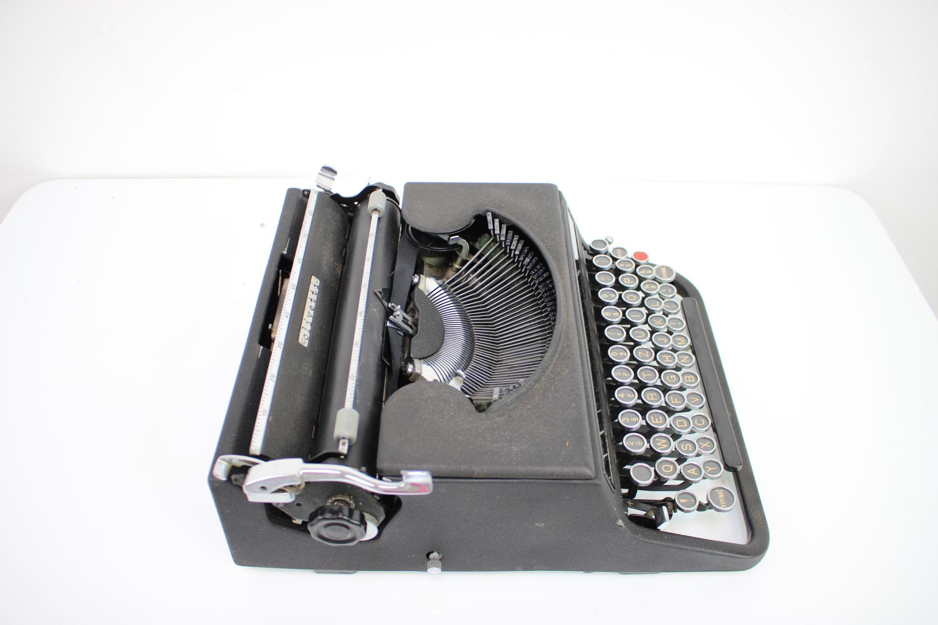 Schreibmaschine Olivetti Studio 42 aus der Mitte des Jahrhunderts, 1946 Italien im Zustand „Gut“ im Angebot in Praha, CZ