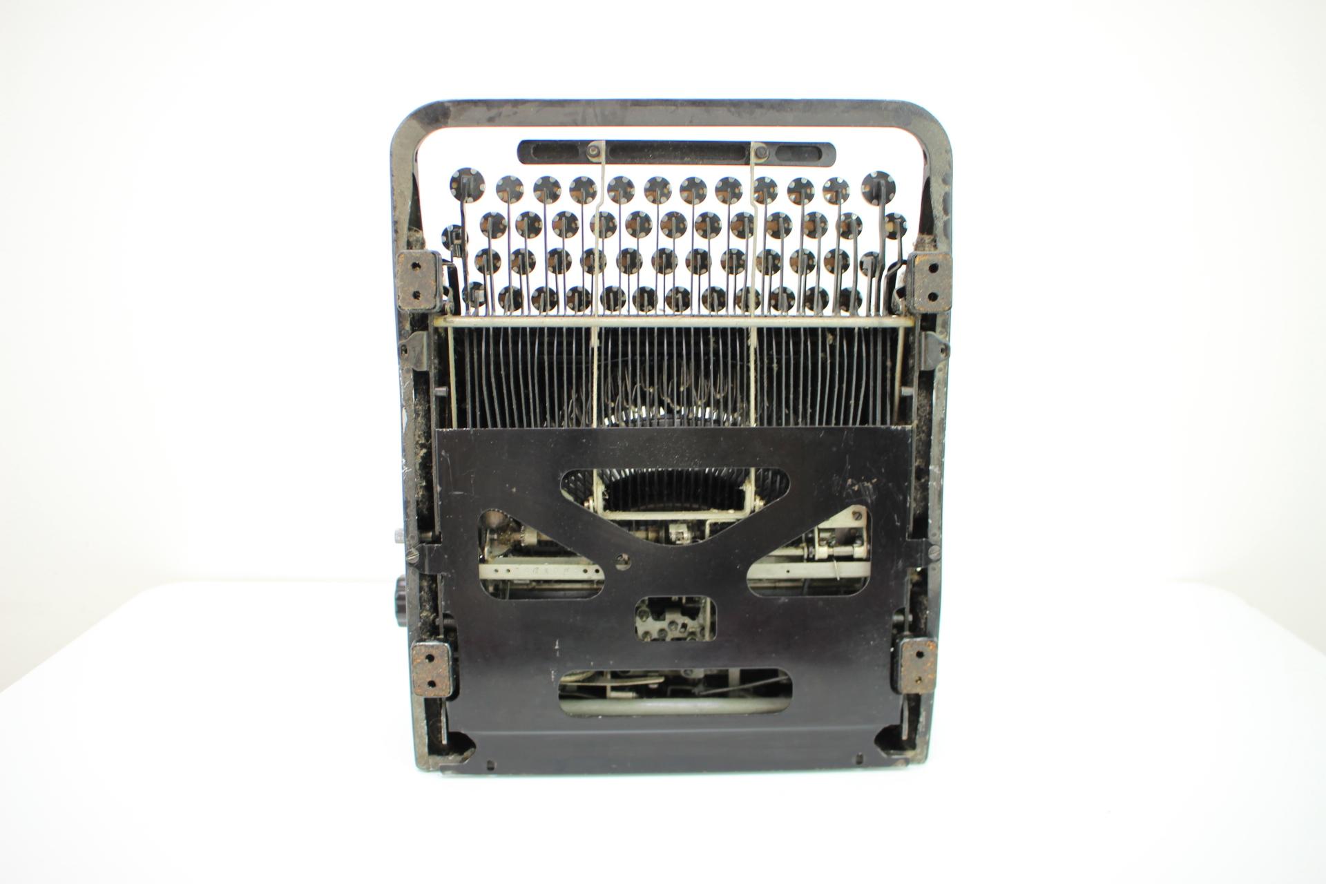 Schreibmaschine Olivetti Studio 42 aus der Mitte des Jahrhunderts, 1946 Italien (Mitte des 20. Jahrhunderts) im Angebot