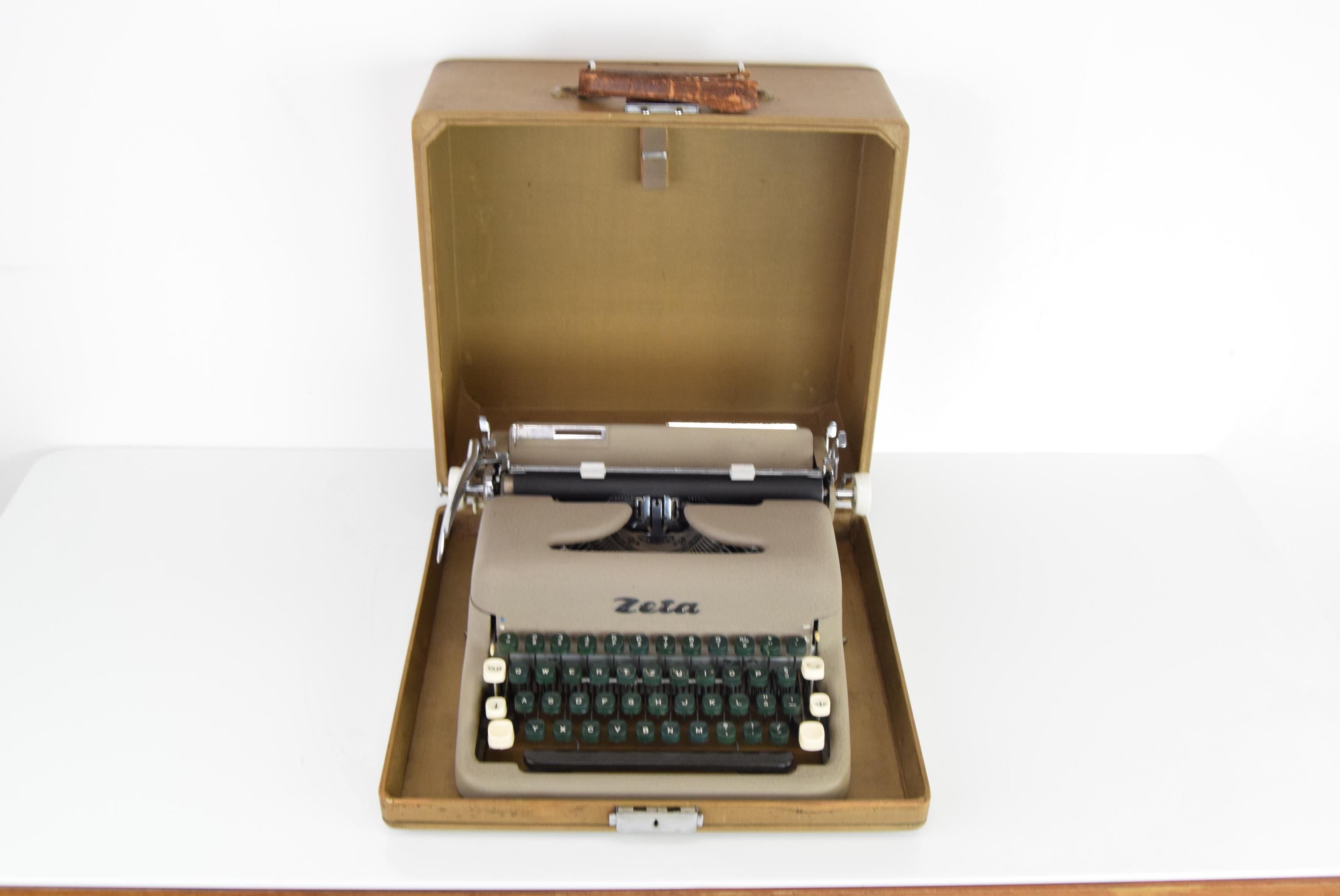 Schreibmaschine / Zeta aus der Jahrhundertmitte, 1950er Jahre.  (Moderne der Mitte des Jahrhunderts) im Angebot