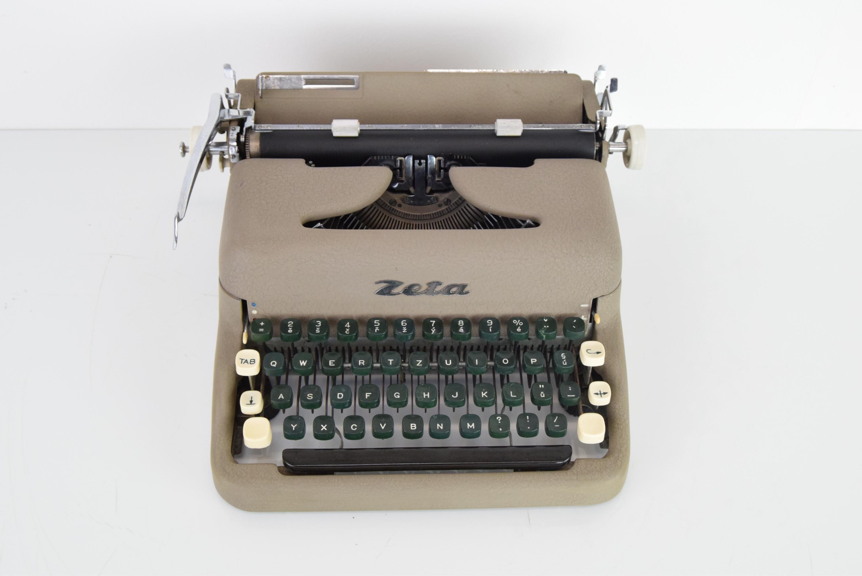 Schreibmaschine / Zeta aus der Jahrhundertmitte, 1950er Jahre.  im Zustand „Gut“ im Angebot in Praha, CZ