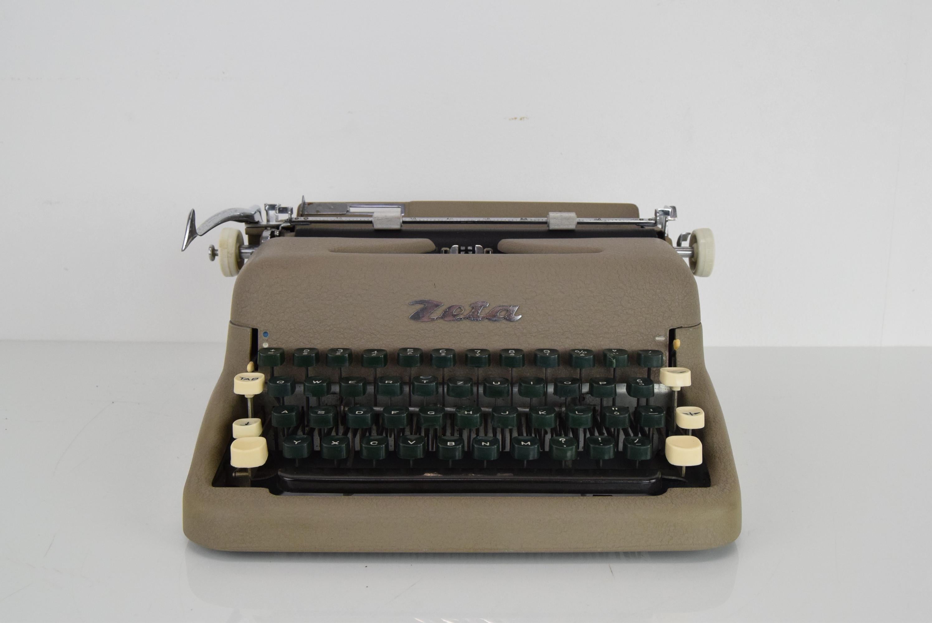 Schreibmaschine / Zeta aus der Jahrhundertmitte, 1950er Jahre.  (Metall) im Angebot