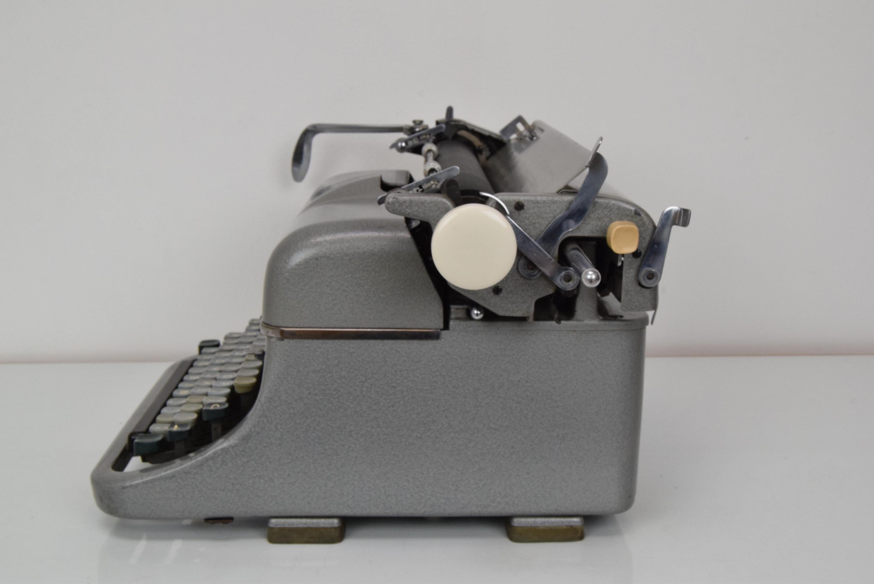 Mid-Century Typewriter/Zeta, 1960's For Sale 1