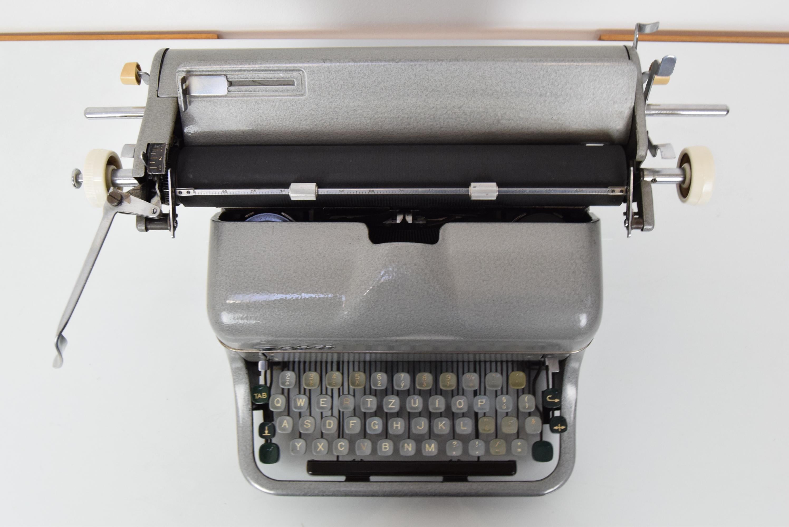 Milieu du XXe siècle Machine à écrire du milieu du siècle/Zeta, années 1960 en vente