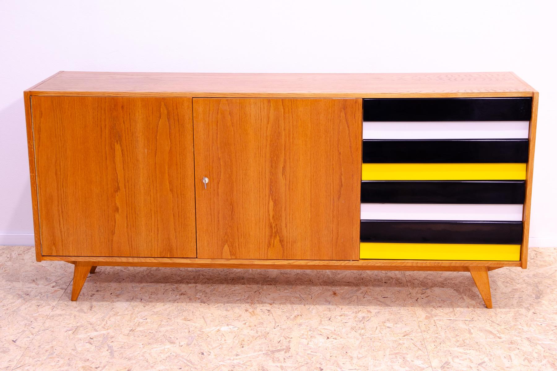 Ein beliebtes Vintage-Sideboard Modell U-460 aus den 1960er Jahren. Es wurde von Jiri Jiroutek für Interier Praha entworfen. Es verfügt über ein Buchenholz, Sperrholz, farbig lackierte Schubladen. In ausgezeichnetem Zustand, vollständig