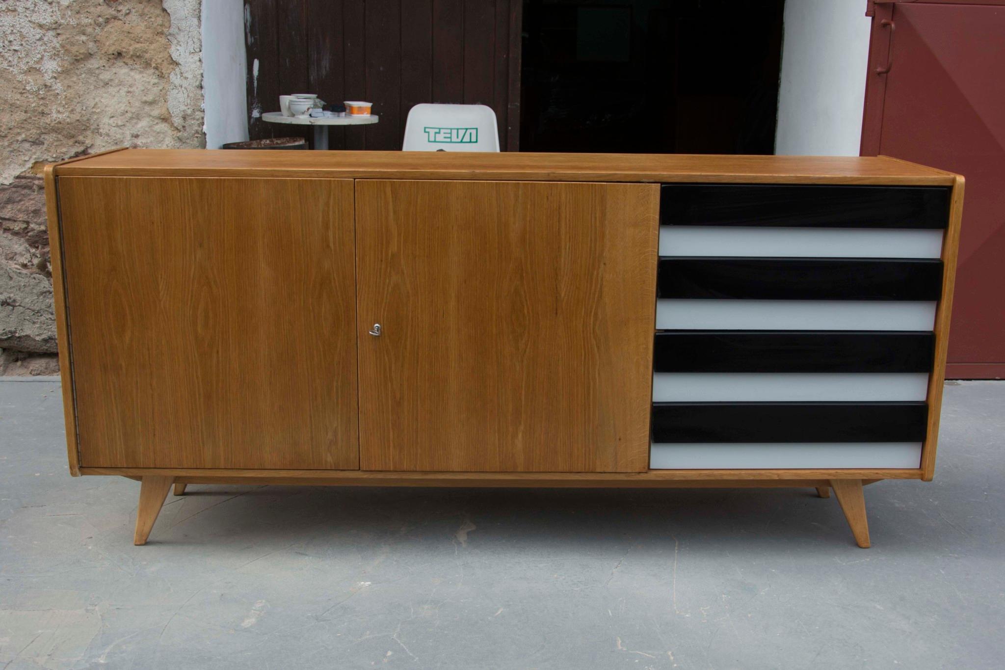 Mid Century U-460 Sideboard by Jiří Jiroutek for Interiér Praha, Czechoslovakia In Excellent Condition For Sale In Prague 8, CZ