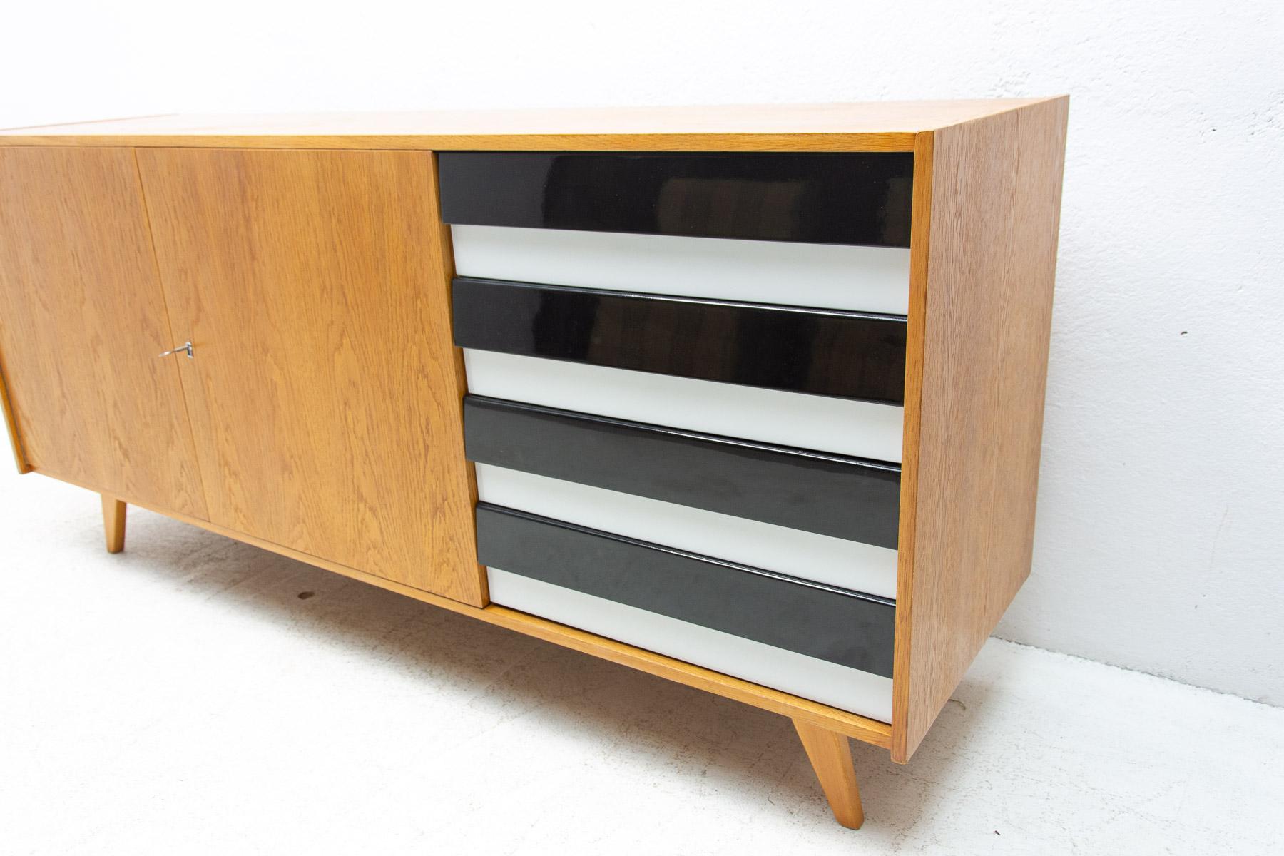 Mid-Century U-460 Sideboard von Jiří Jiroutek für Interiér Praha, Tschechoslowakei im Angebot 1