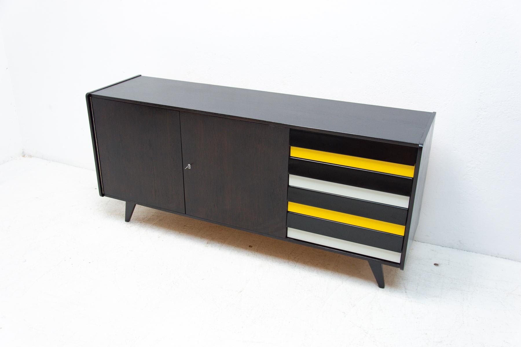 Credenza di metà secolo modello U-460 disegnata da Jirí Jiroutek per Interier Praha nel 1960. È realizzato in legno di quercia tinto scuro e compensato. Presenta cassetti laccati colorati. In ottime condizioni, completamente rinnovato.
 