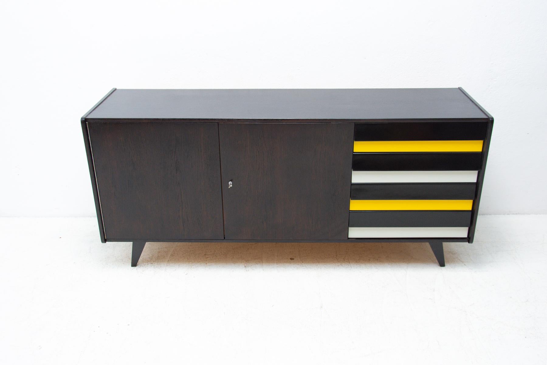Scandinavo moderno Credenza U-460 di metà secolo di Jiří Jiroutek per Interiér Praha in vendita