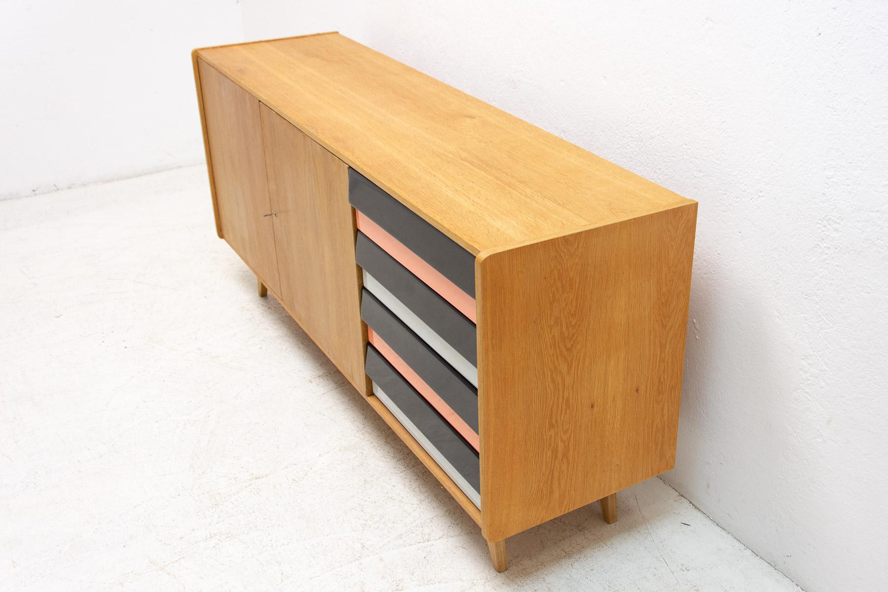 Mid-Century U-460 Sideboard von Jiří Jiroutek für Interiér Praha (Moderne der Mitte des Jahrhunderts) im Angebot