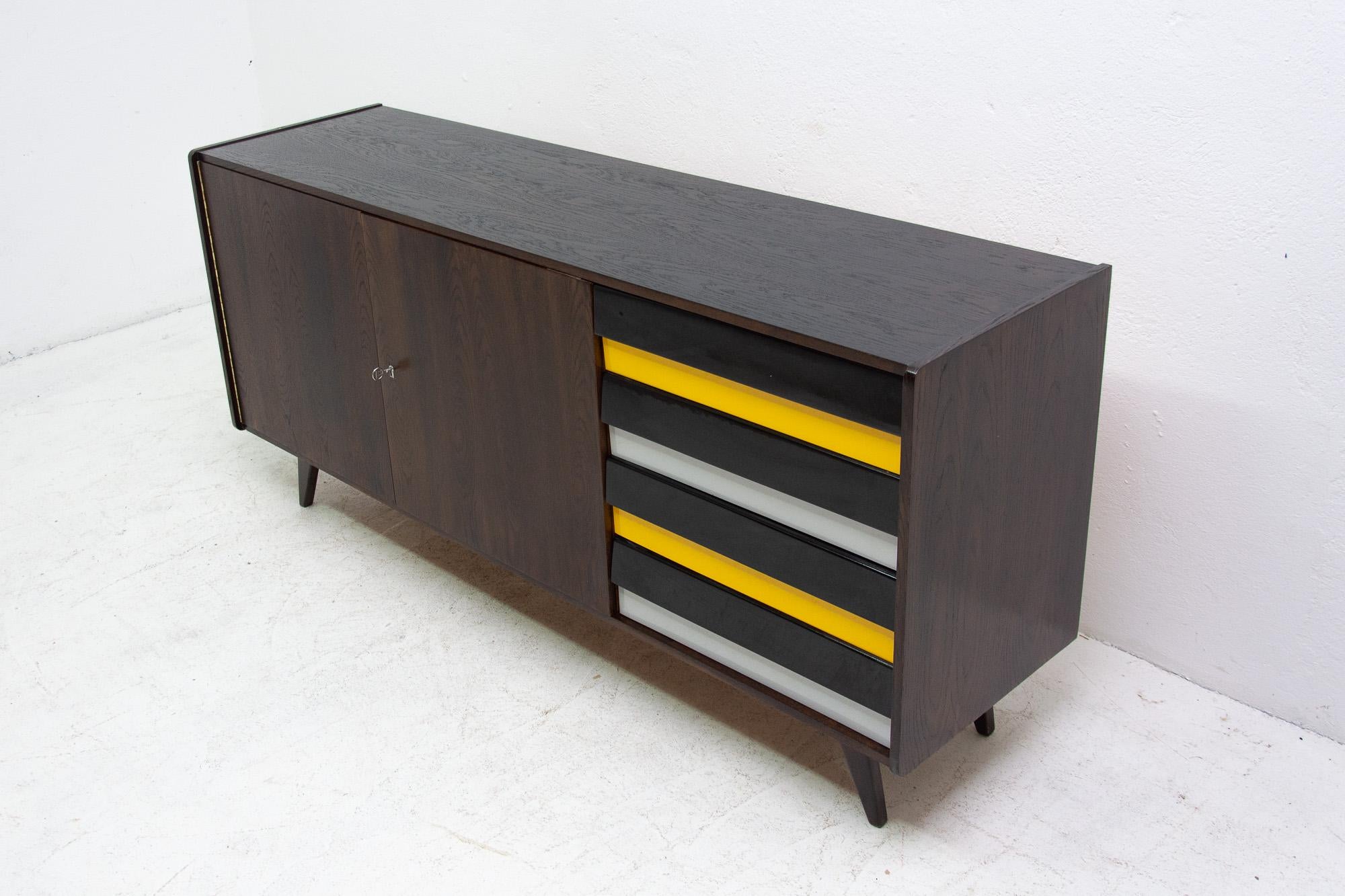 Midcentury U-460 Sideboard by Jiří Jiroutek for Interiér Praha In Excellent Condition In Prague 8, CZ