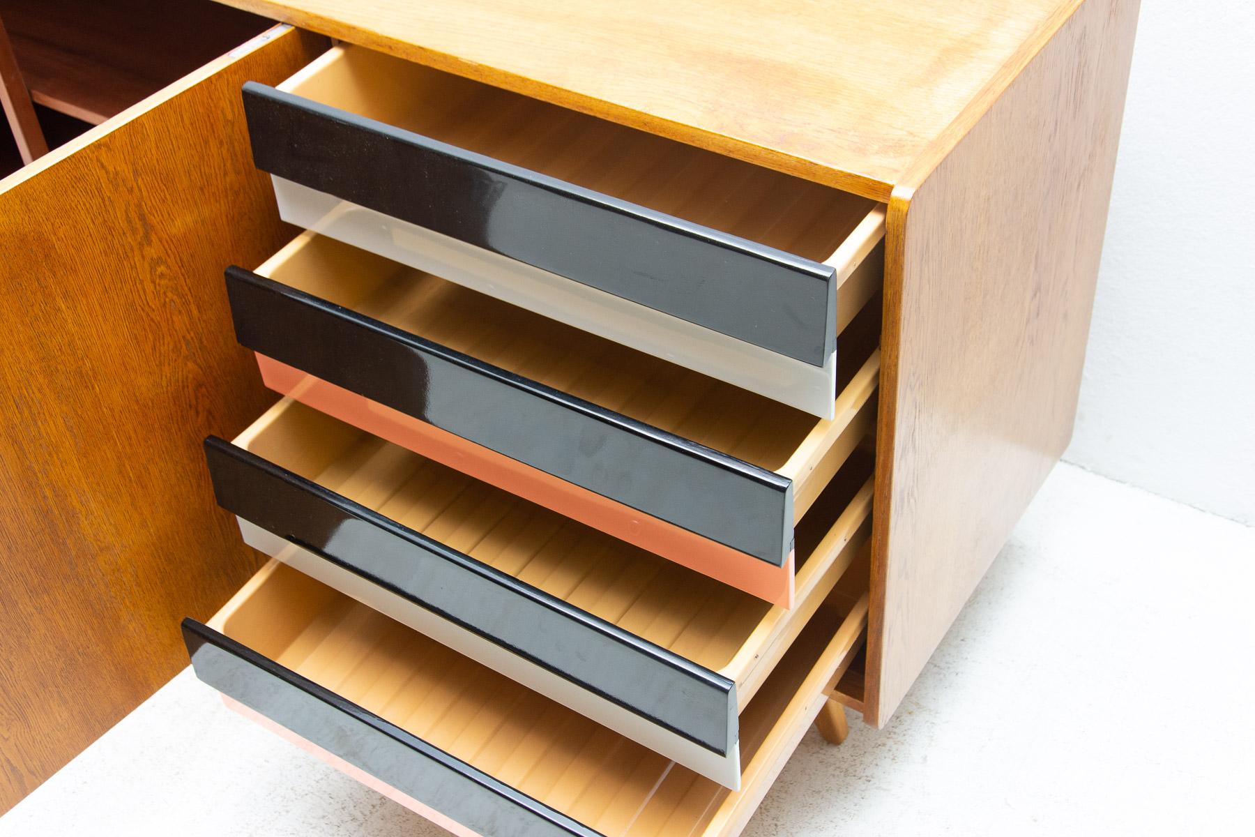 Aparador Mid Century U-460 de Jiří Jiroutek para Interiér Praha Madera en venta