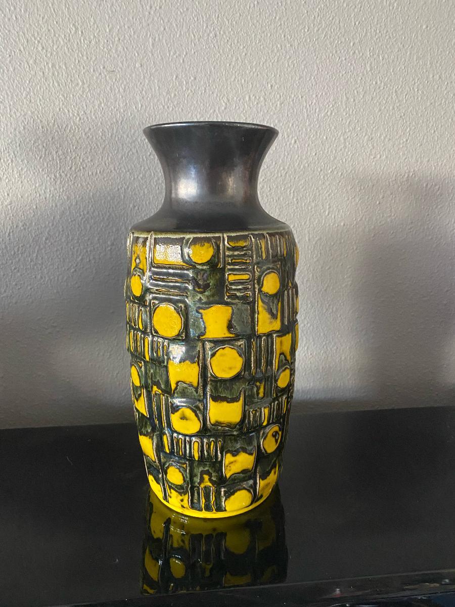 Un peu de vase Brutalist du milieu du siècle de la poterie Ubelacker.