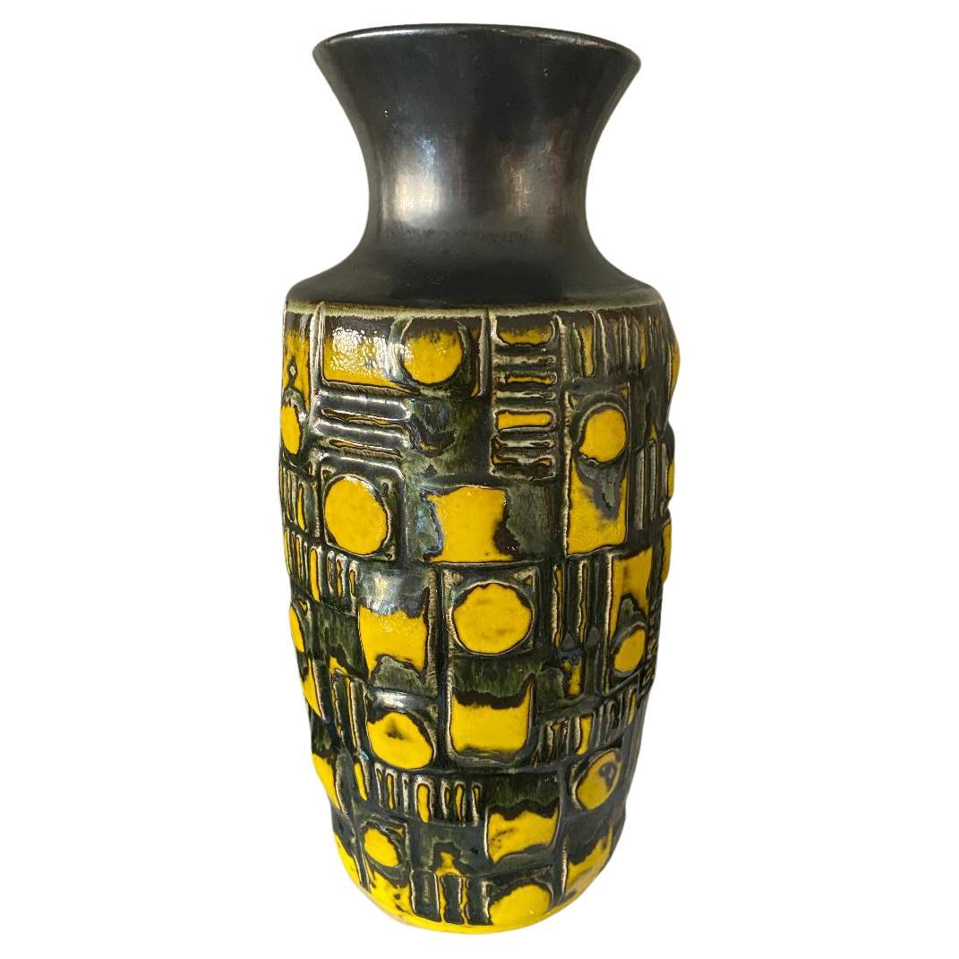 Brutalistische Vase von Ubelacker aus der Jahrhundertmitte