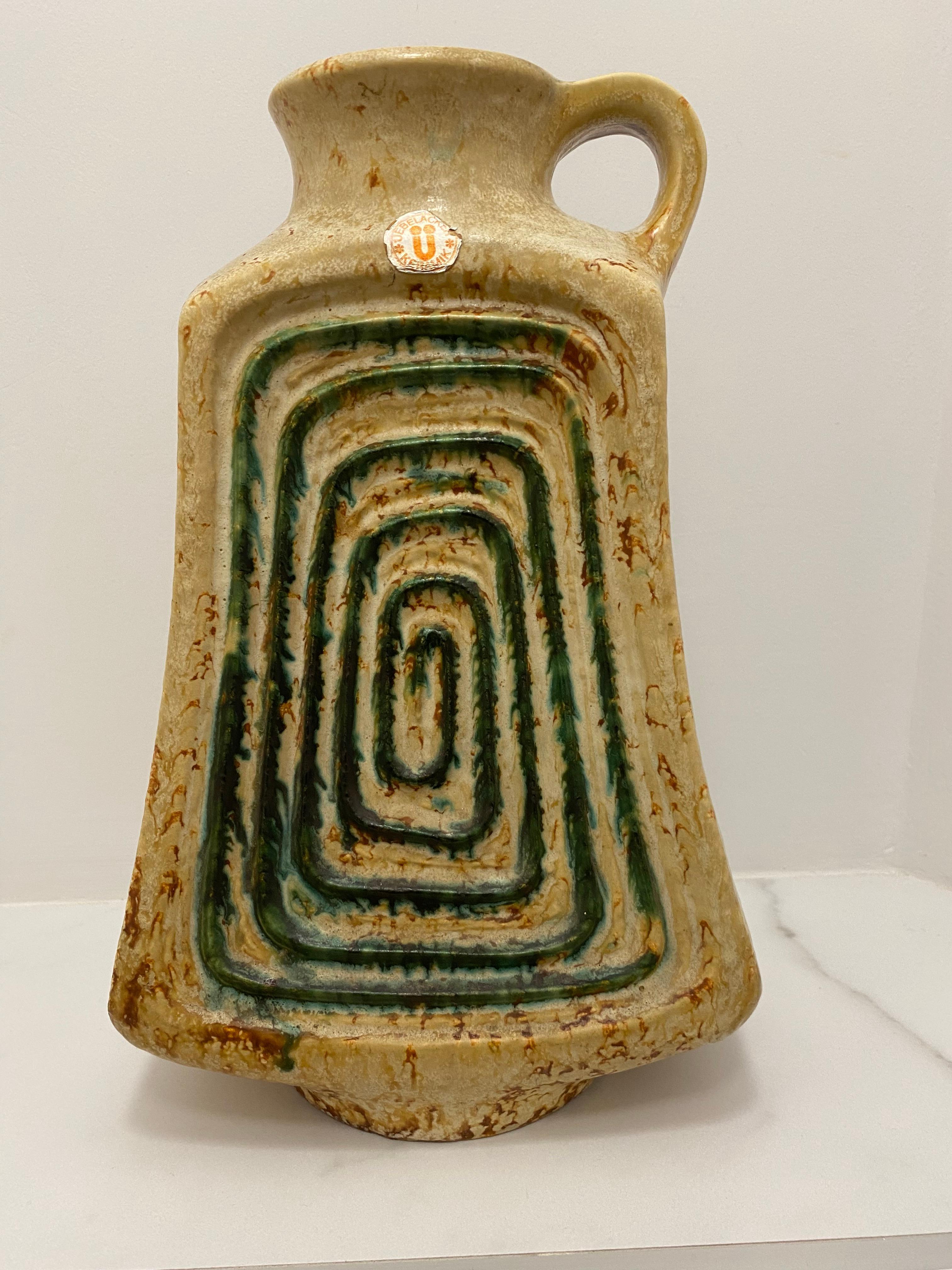 Bellissimo vaso di lava grassa di Ubelacker Keramik con una sorta di motivo geometrico.
Contrassegnato da un numero in basso e da un'etichetta/adesivo dell'azienda.
