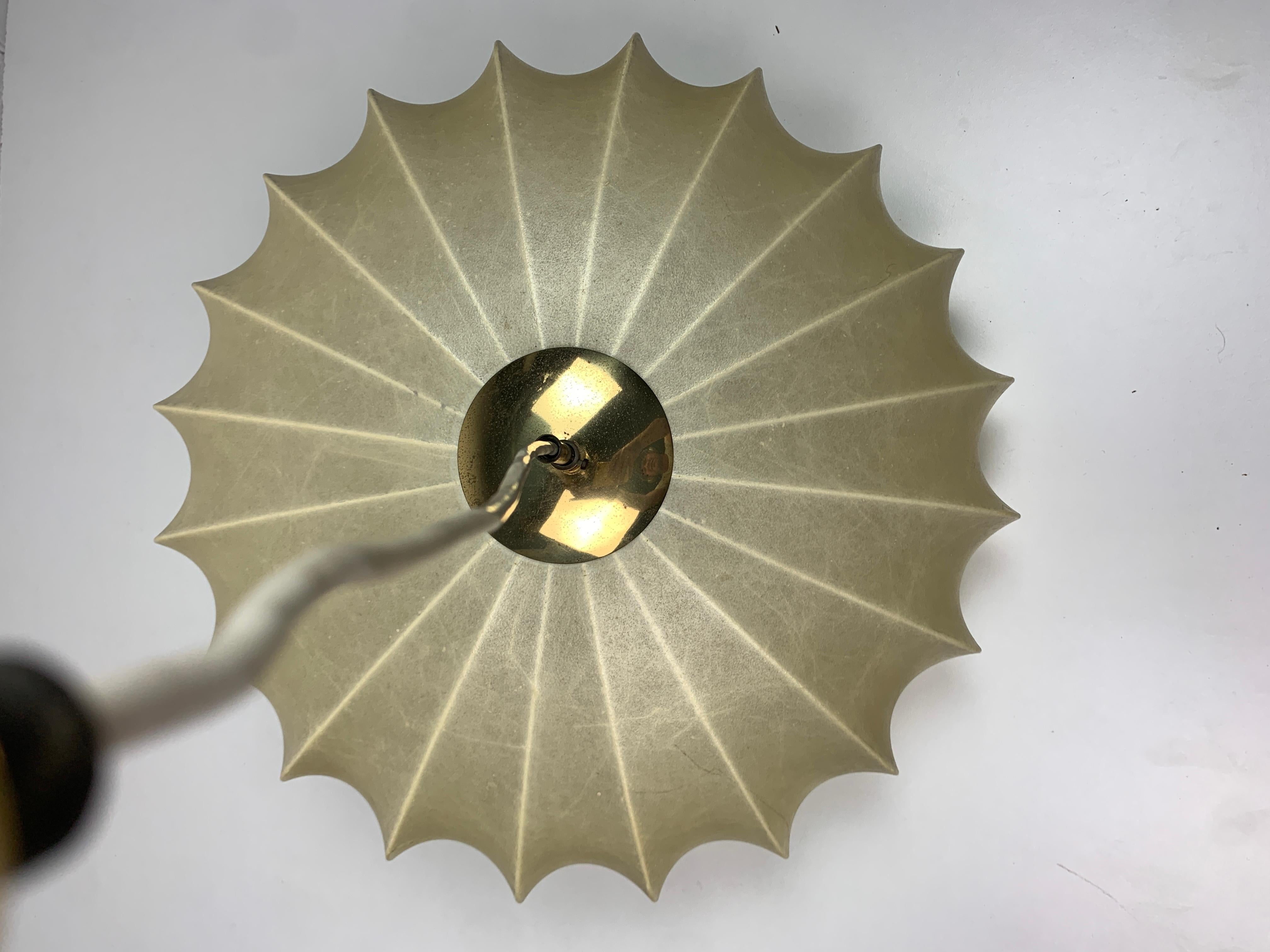 Lámpara colgante ufo capullo de mediados de siglo con latón años 60 en venta 3