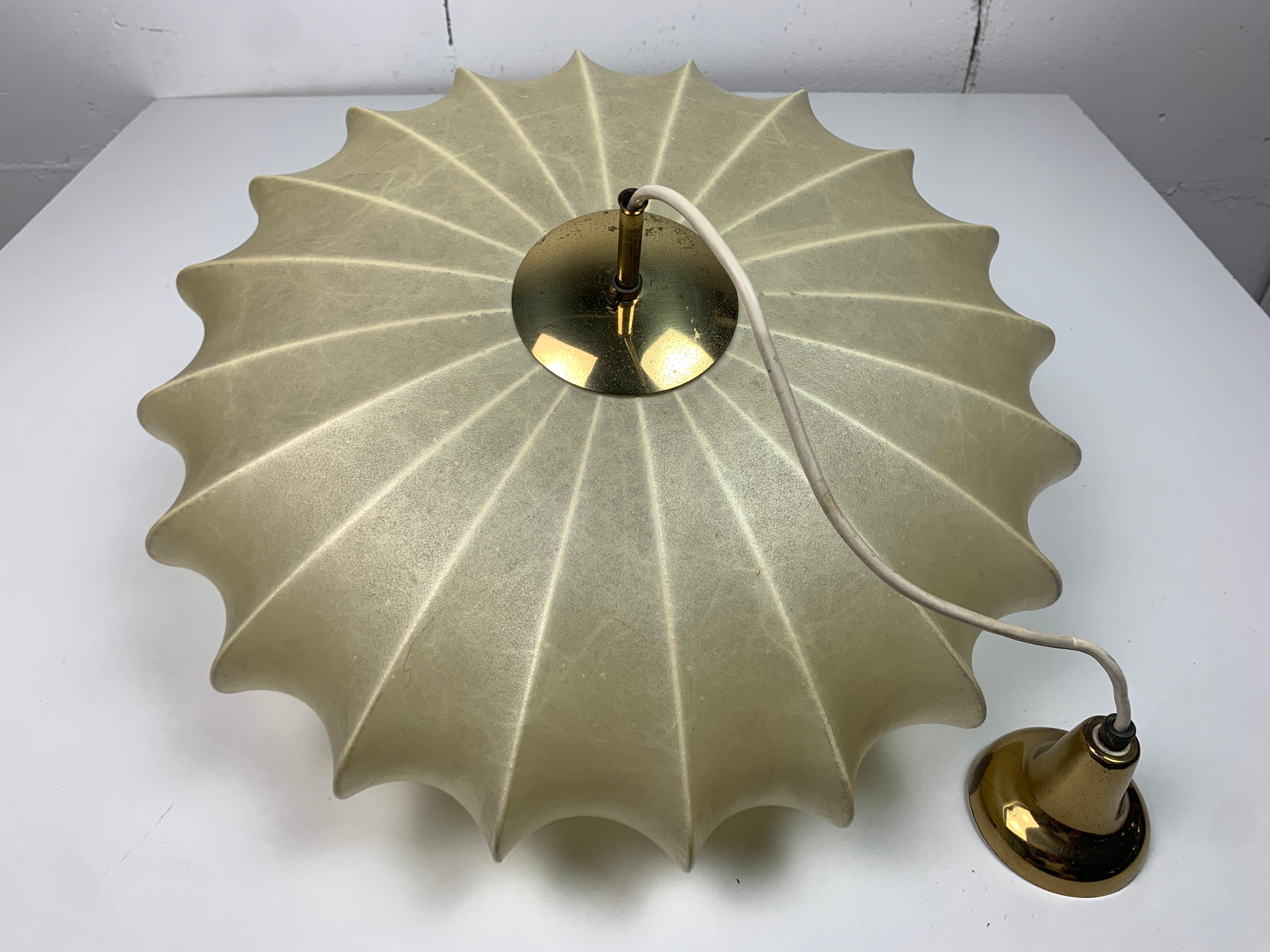 Lámpara colgante ufo capullo de mediados de siglo con latón años 60 en venta 4