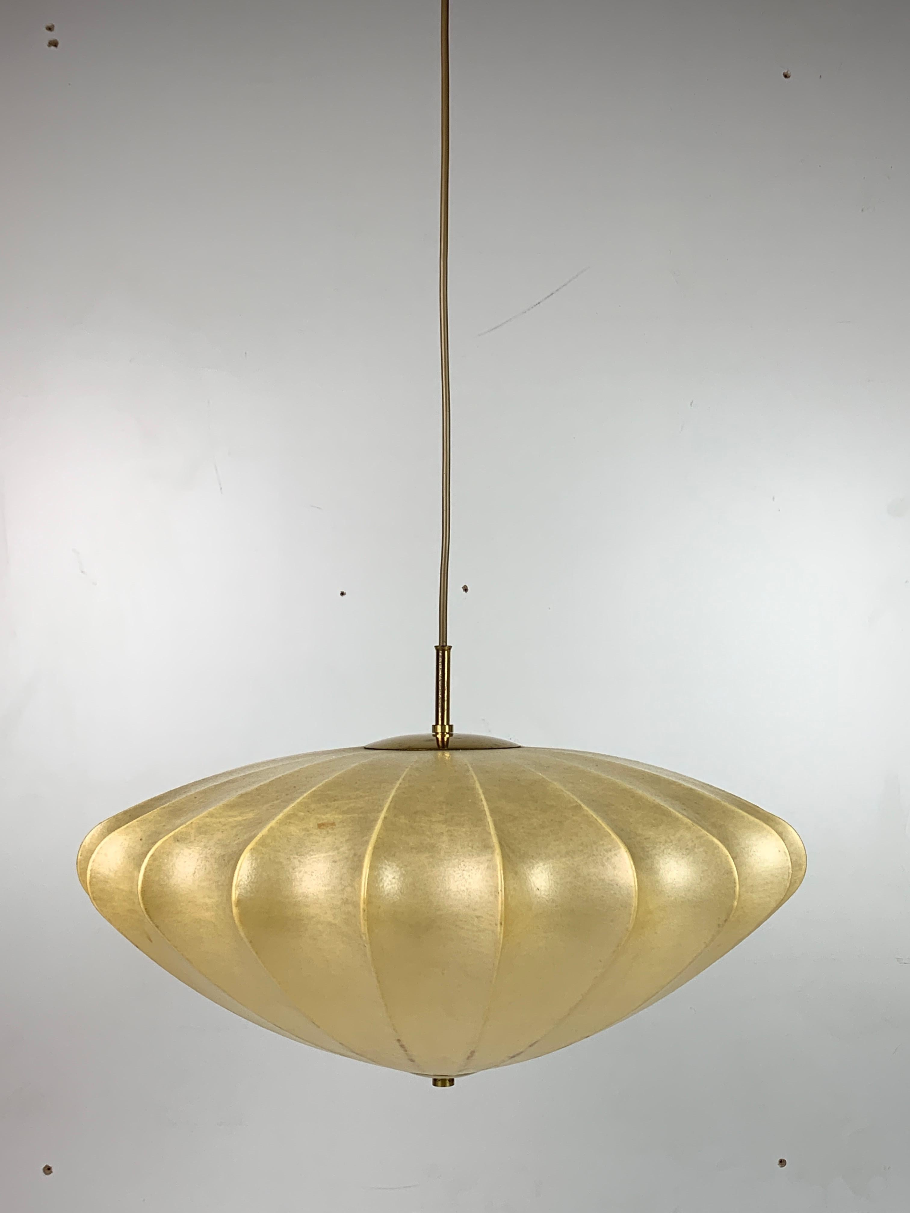 Lampada a sospensione a forma di bozzolo ufo di metà secolo, con ottone 1960 in vendita 4