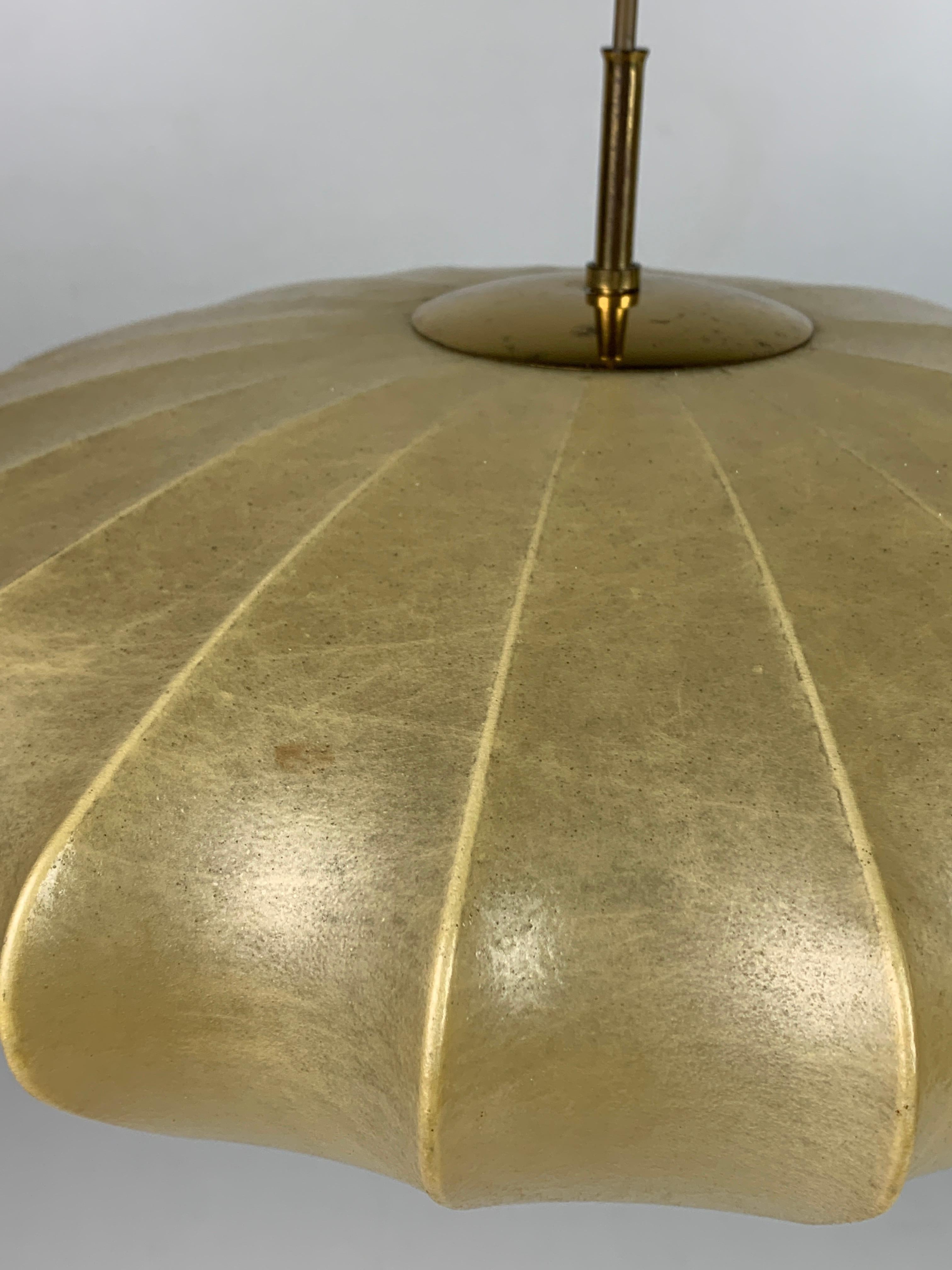 Lampada a sospensione a forma di bozzolo ufo di metà secolo, con ottone 1960 in vendita 5
