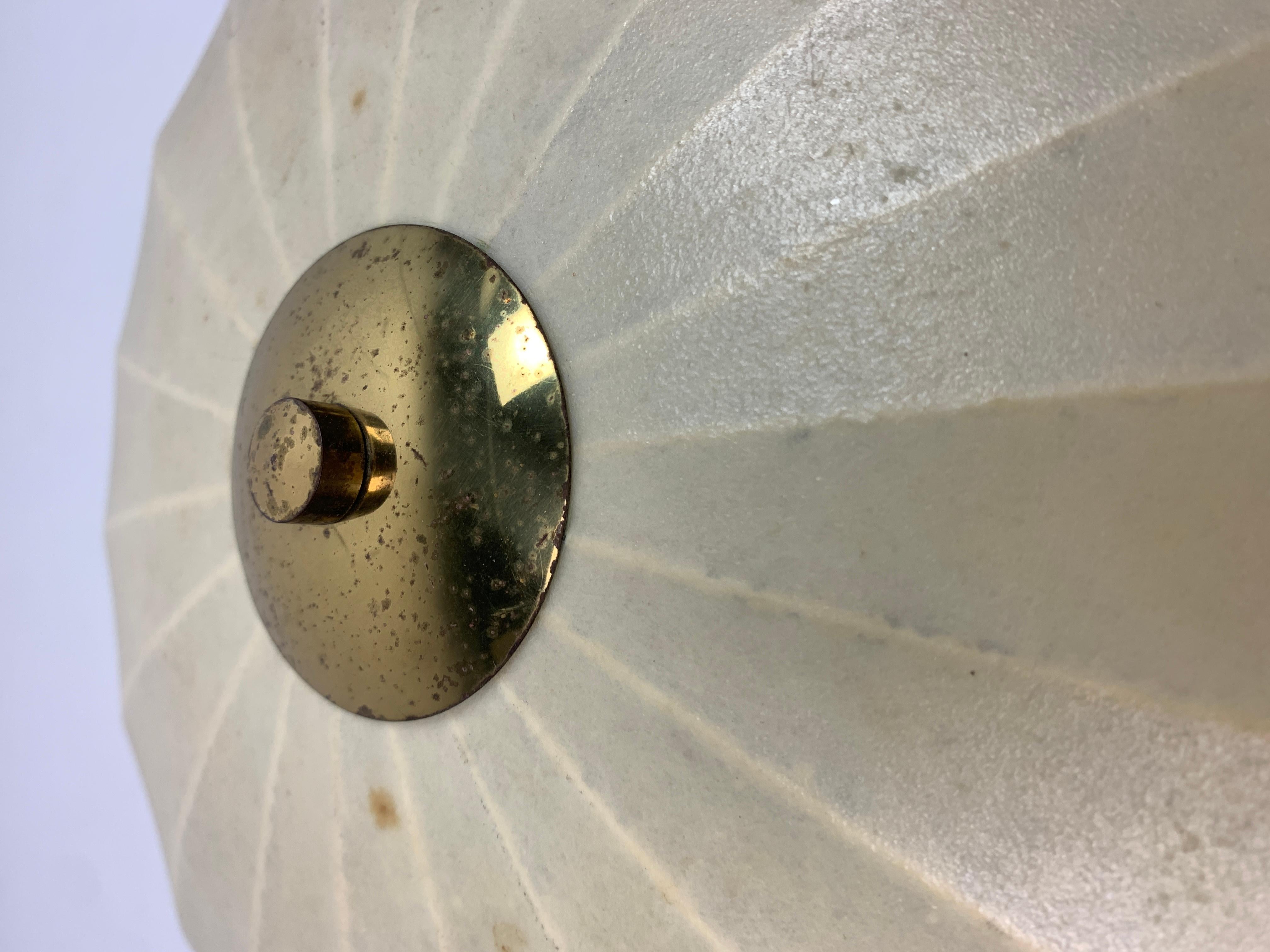 Lámpara colgante ufo capullo de mediados de siglo con latón años 60 en venta 6