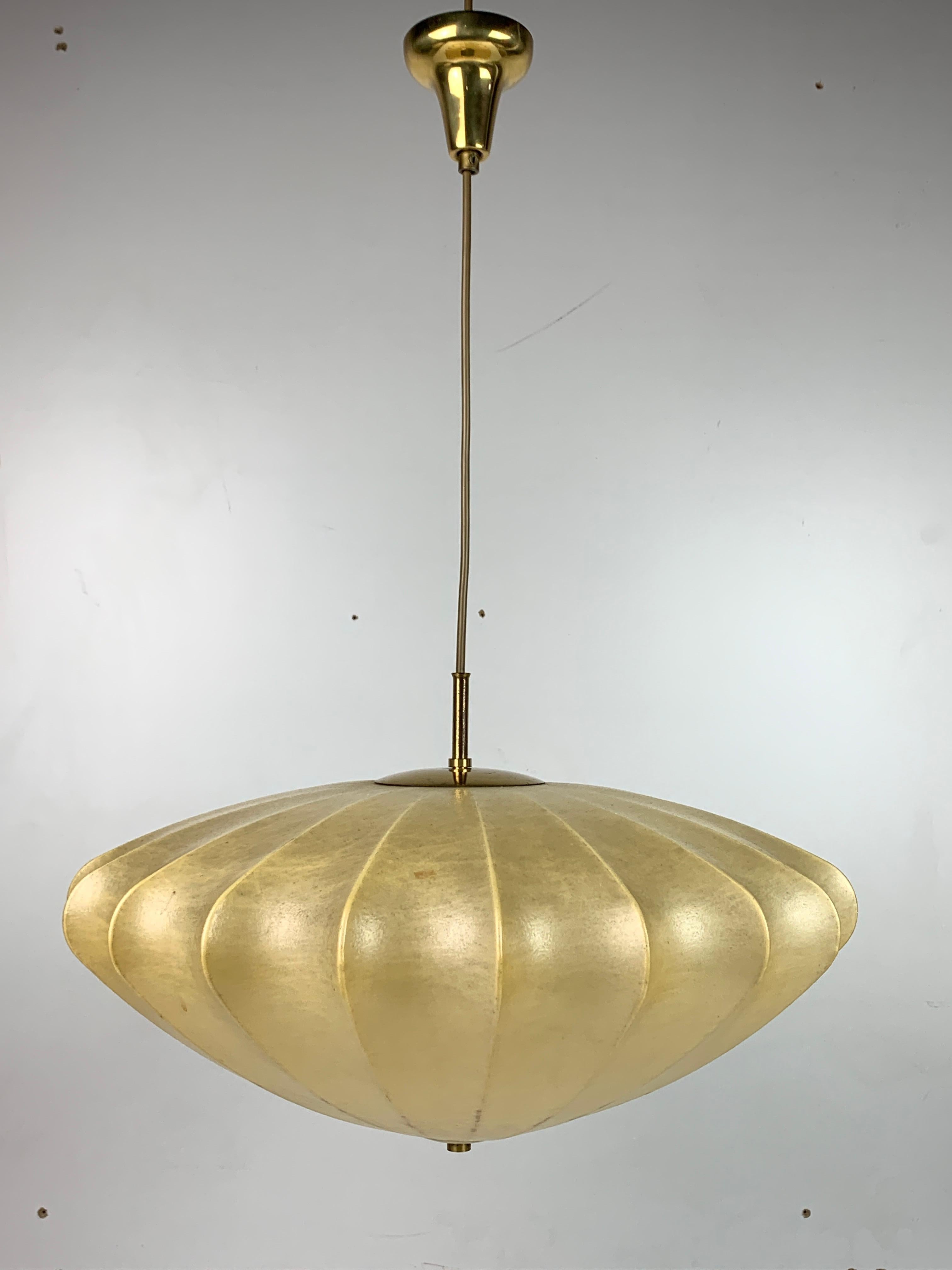 Lampada a sospensione a forma di bozzolo ufo di metà secolo, con ottone 1960 in vendita 6