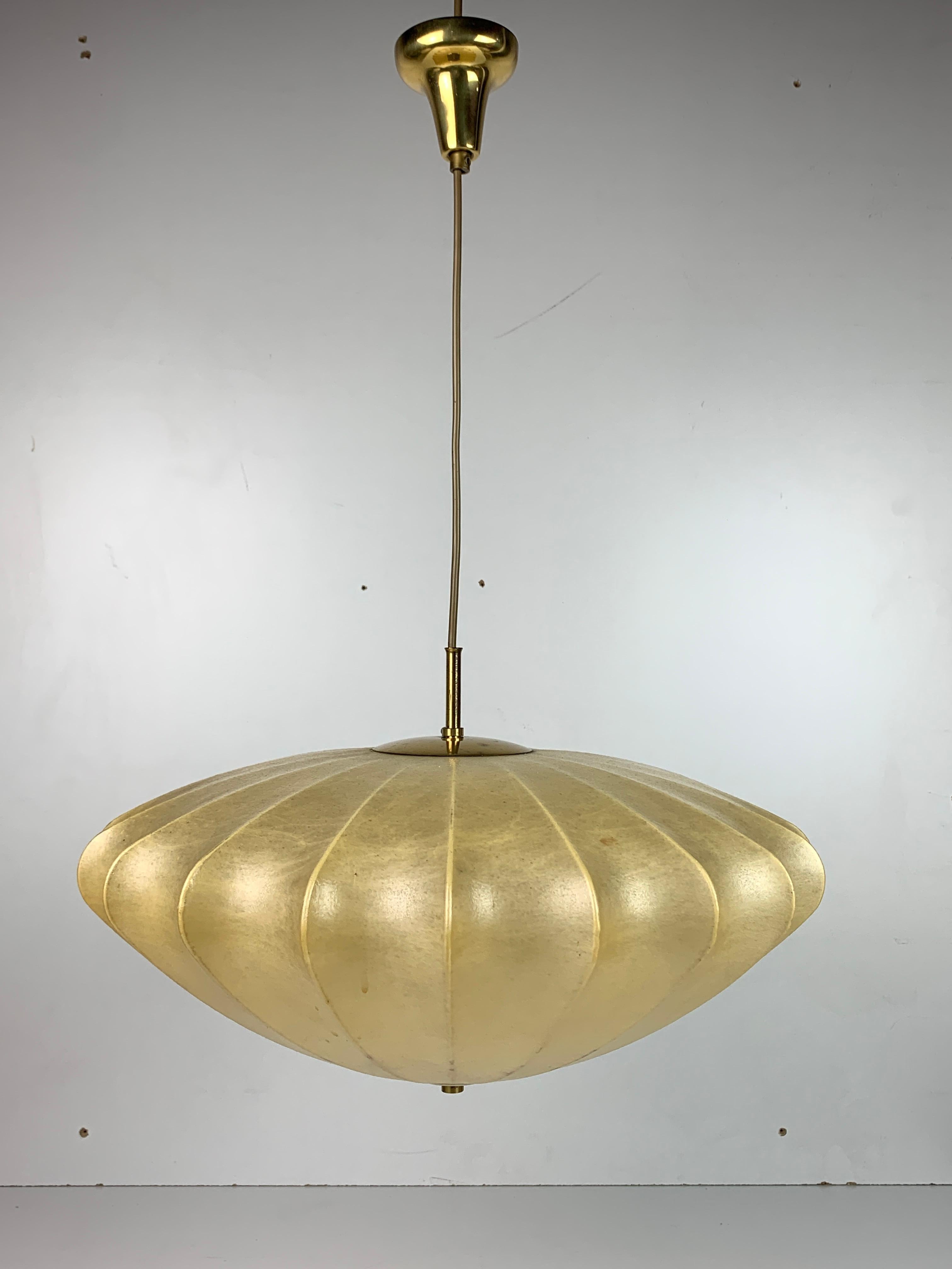 Lampada a sospensione a forma di bozzolo ufo di metà secolo, con ottone 1960 in vendita 7
