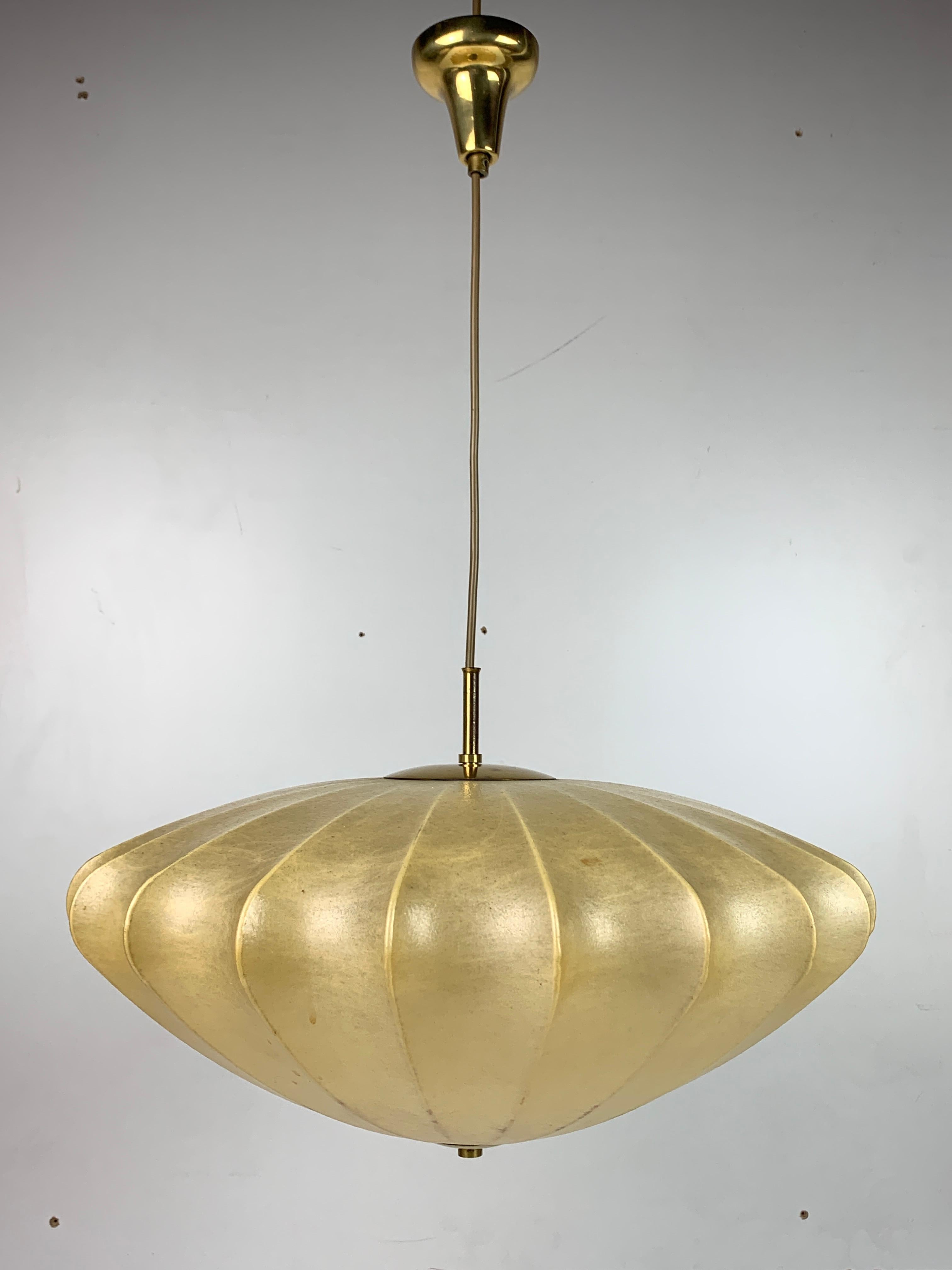 Lampada a sospensione a forma di ufo con ottone patinato assolutamente straordinaria, attribuita all'Italia anche se la Germania è molto conosciuta per le sue lampade a bozzolo. L'ottone è in una bella condizione patinata, come si può vedere nelle