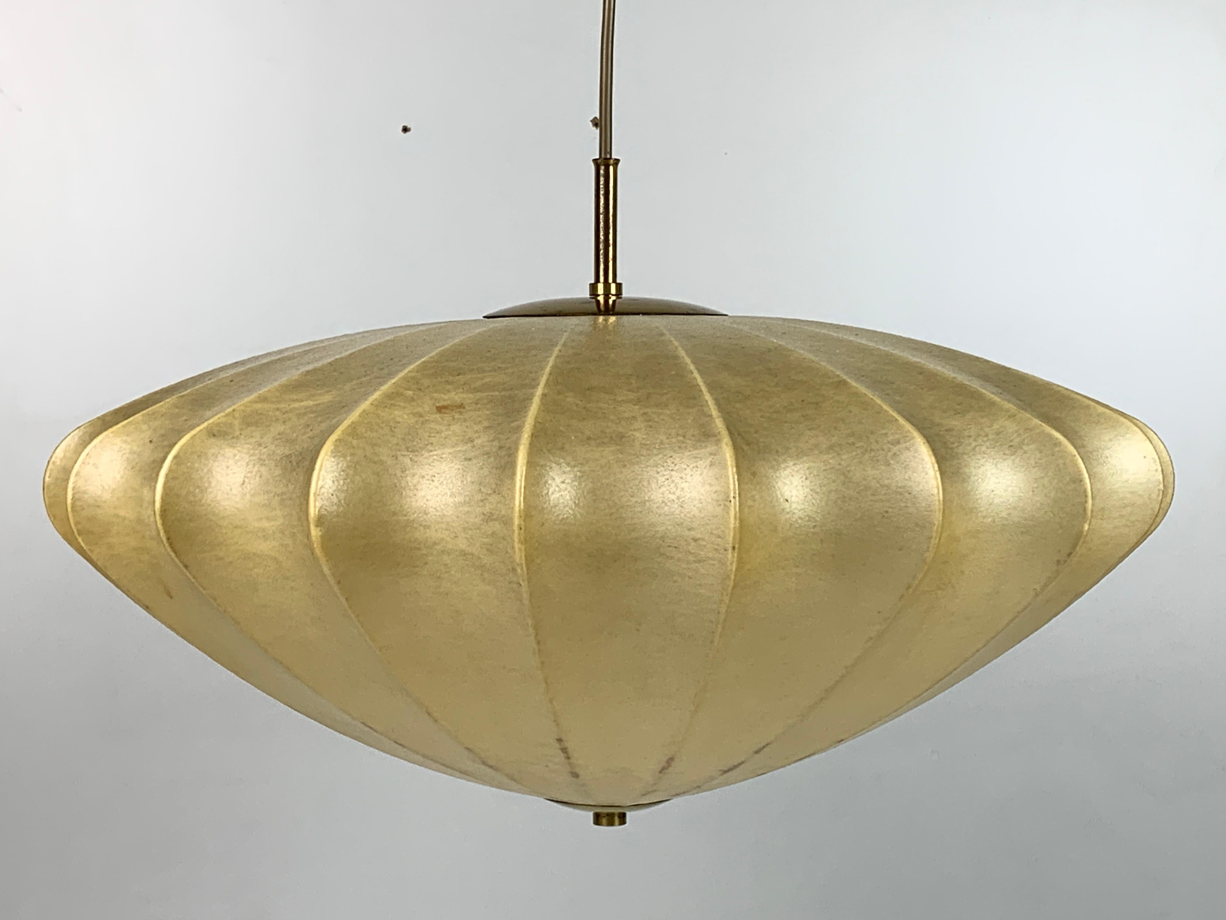 Space Age Lampada a sospensione a forma di bozzolo ufo di metà secolo, con ottone 1960 in vendita
