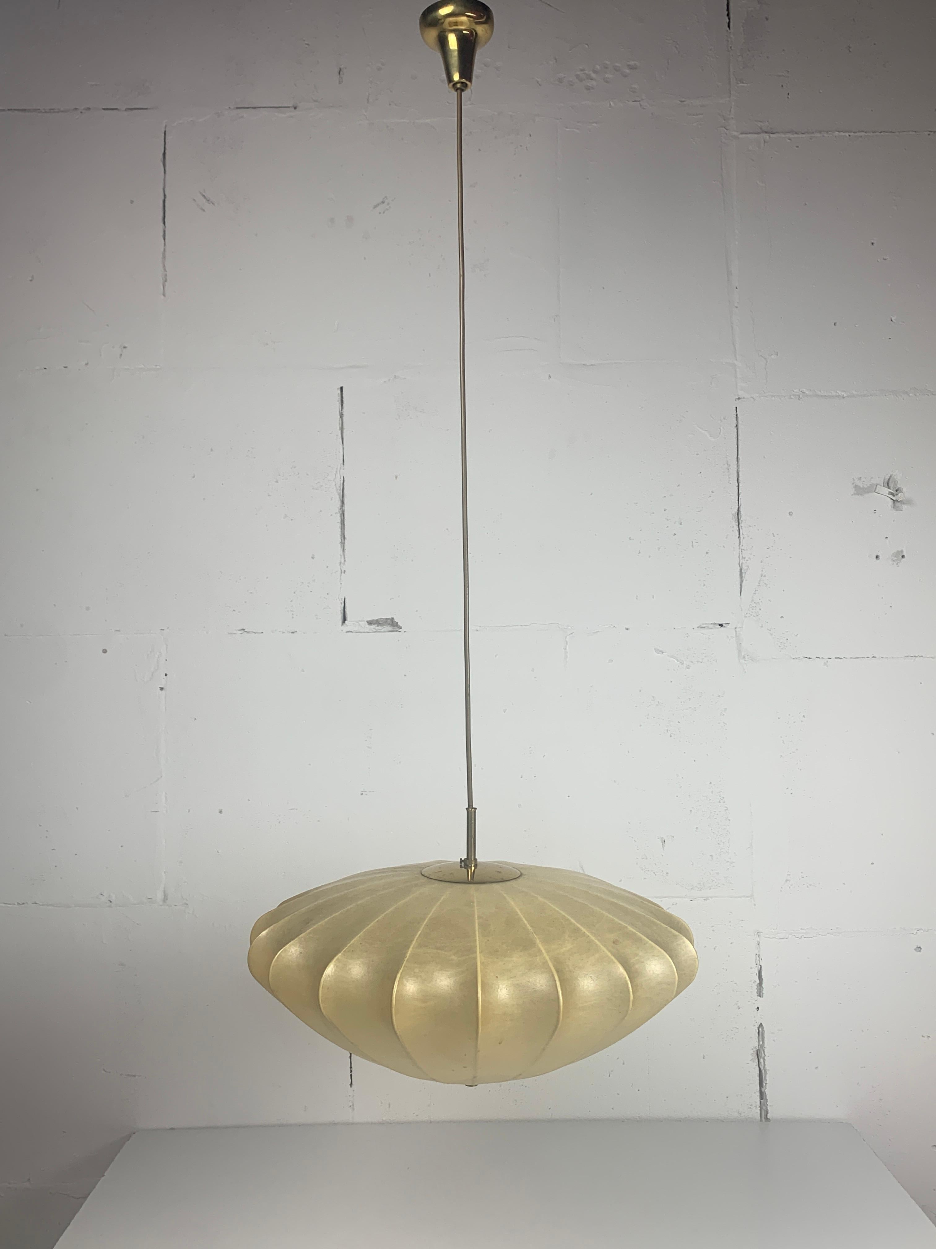 Tedesco Lampada a sospensione a forma di bozzolo ufo di metà secolo, con ottone 1960 in vendita