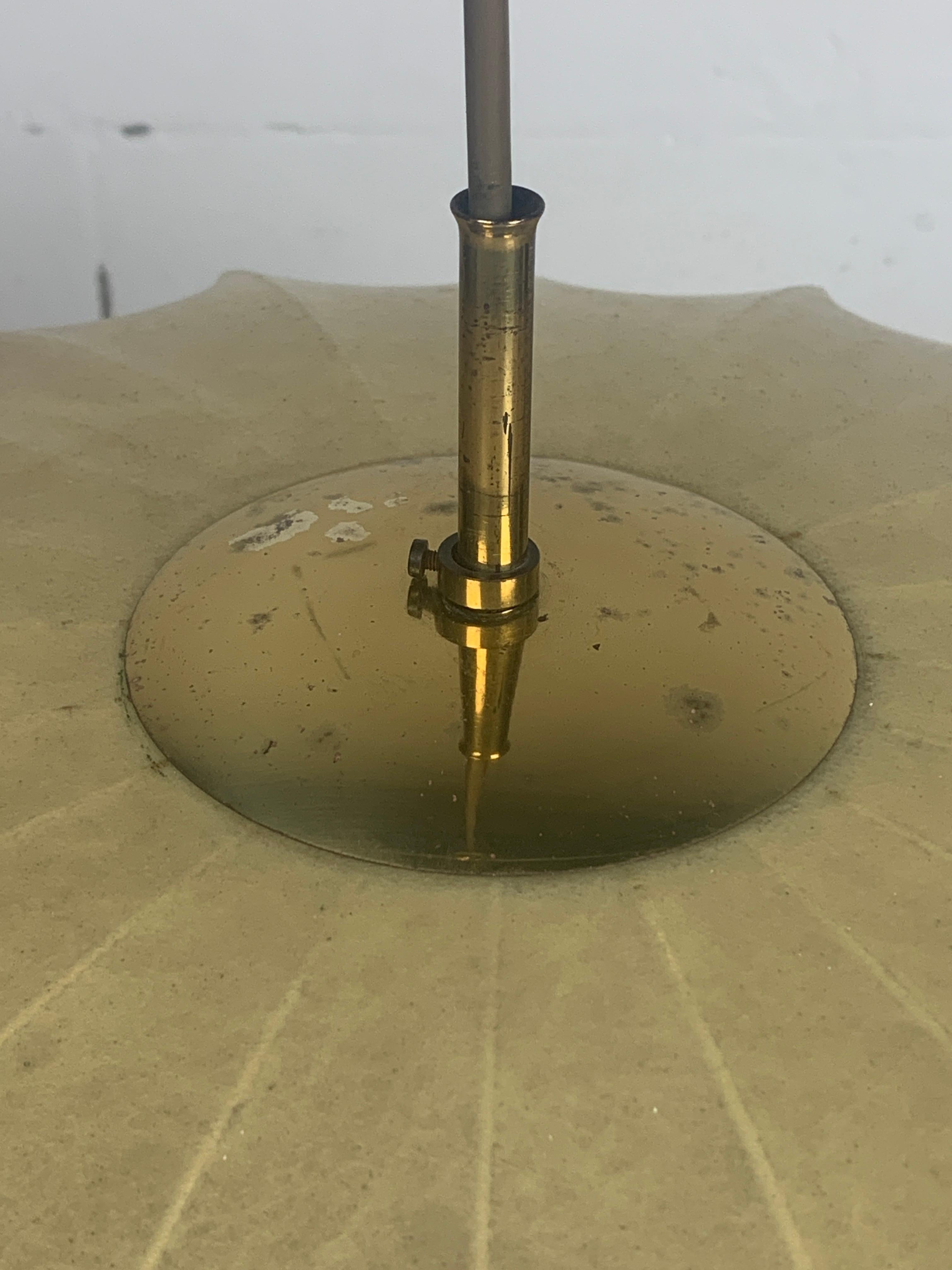 Lampada a sospensione a forma di bozzolo ufo di metà secolo, con ottone 1960 In condizioni buone in vendita a Zaandam, NL