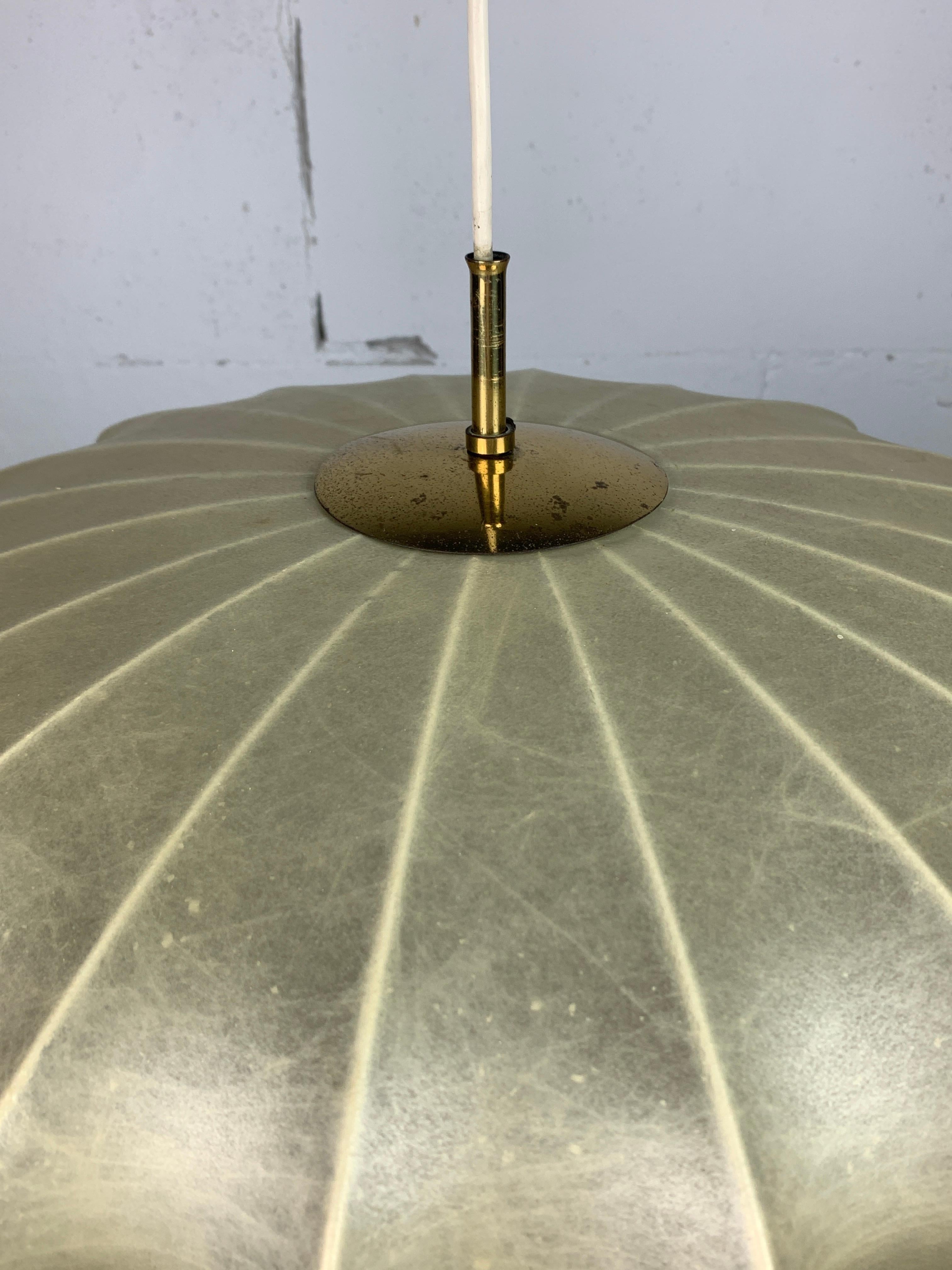 Lámpara colgante ufo capullo de mediados de siglo con latón años 60 Latón en venta