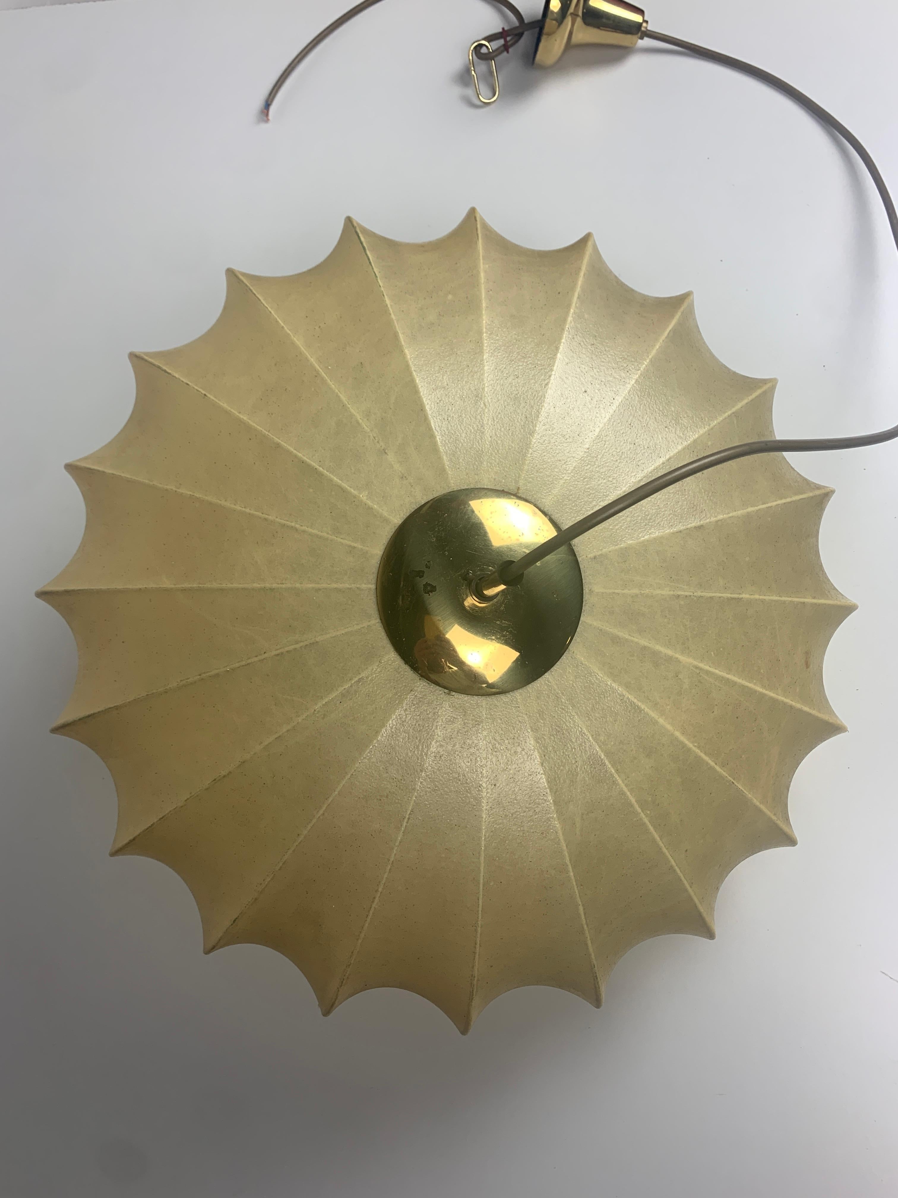 Ottone Lampada a sospensione a forma di bozzolo ufo di metà secolo, con ottone 1960 in vendita