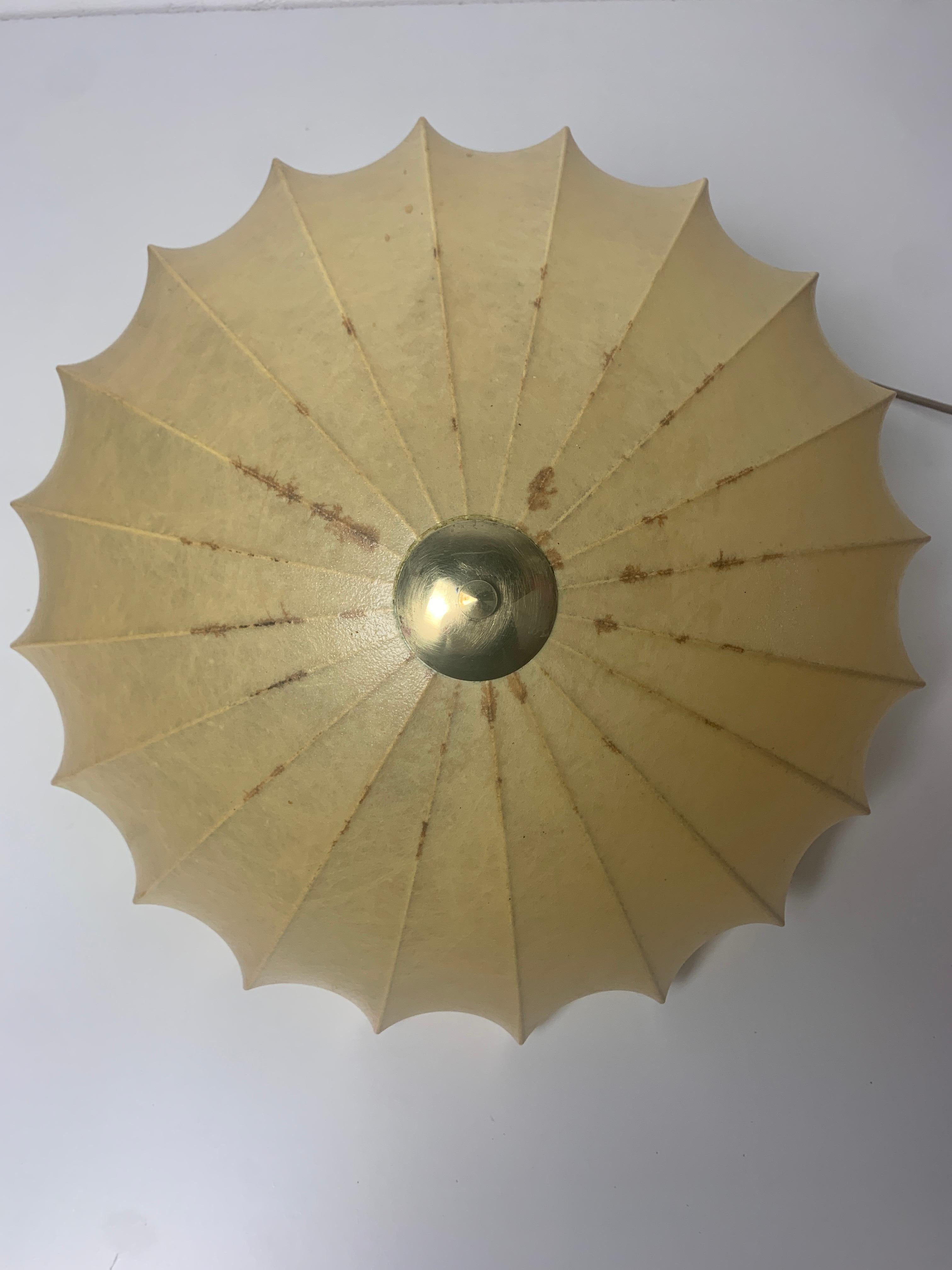 Lampada a sospensione a forma di bozzolo ufo di metà secolo, con ottone 1960 in vendita 1