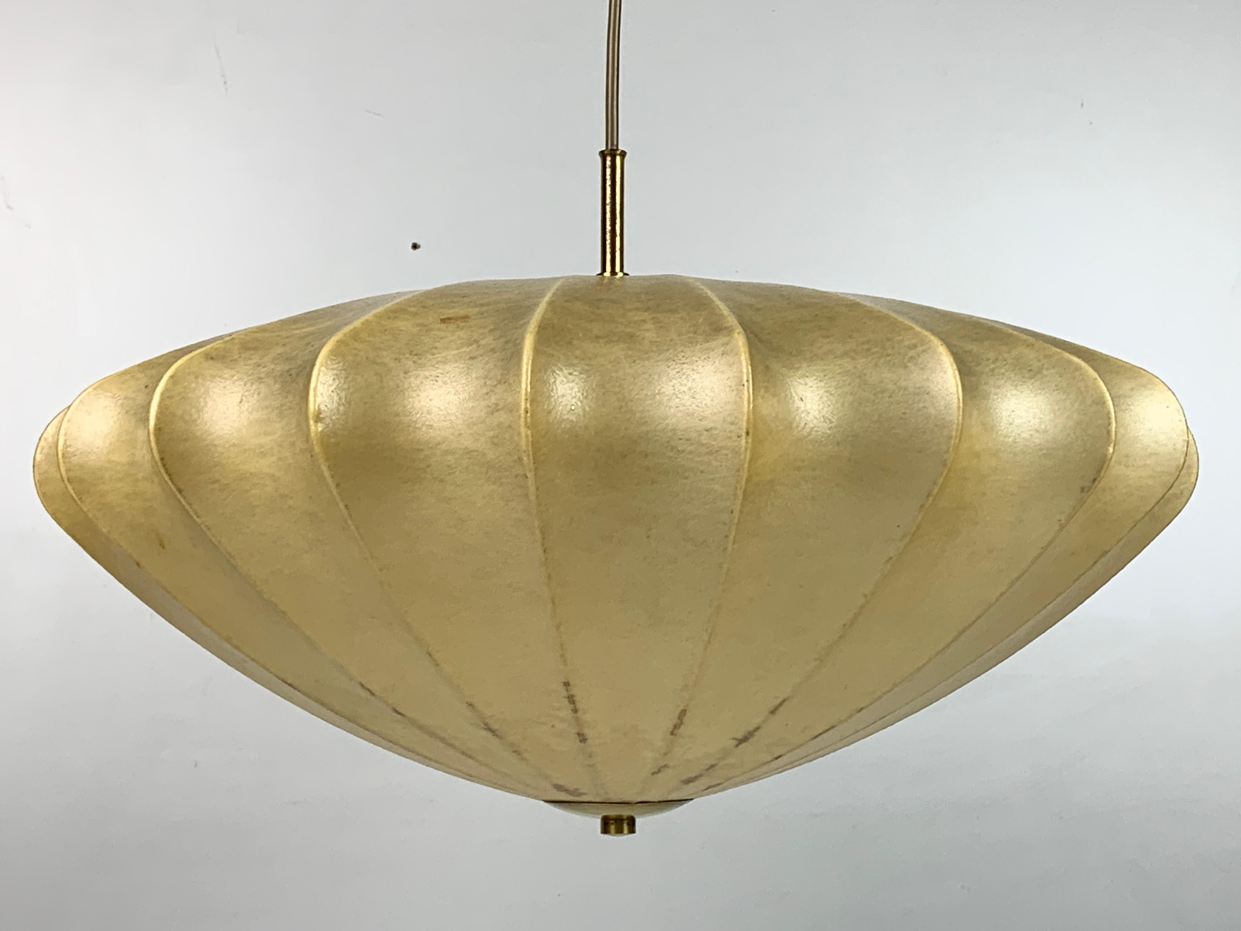 Lampada a sospensione a forma di bozzolo ufo di metà secolo, con ottone 1960 in vendita 2