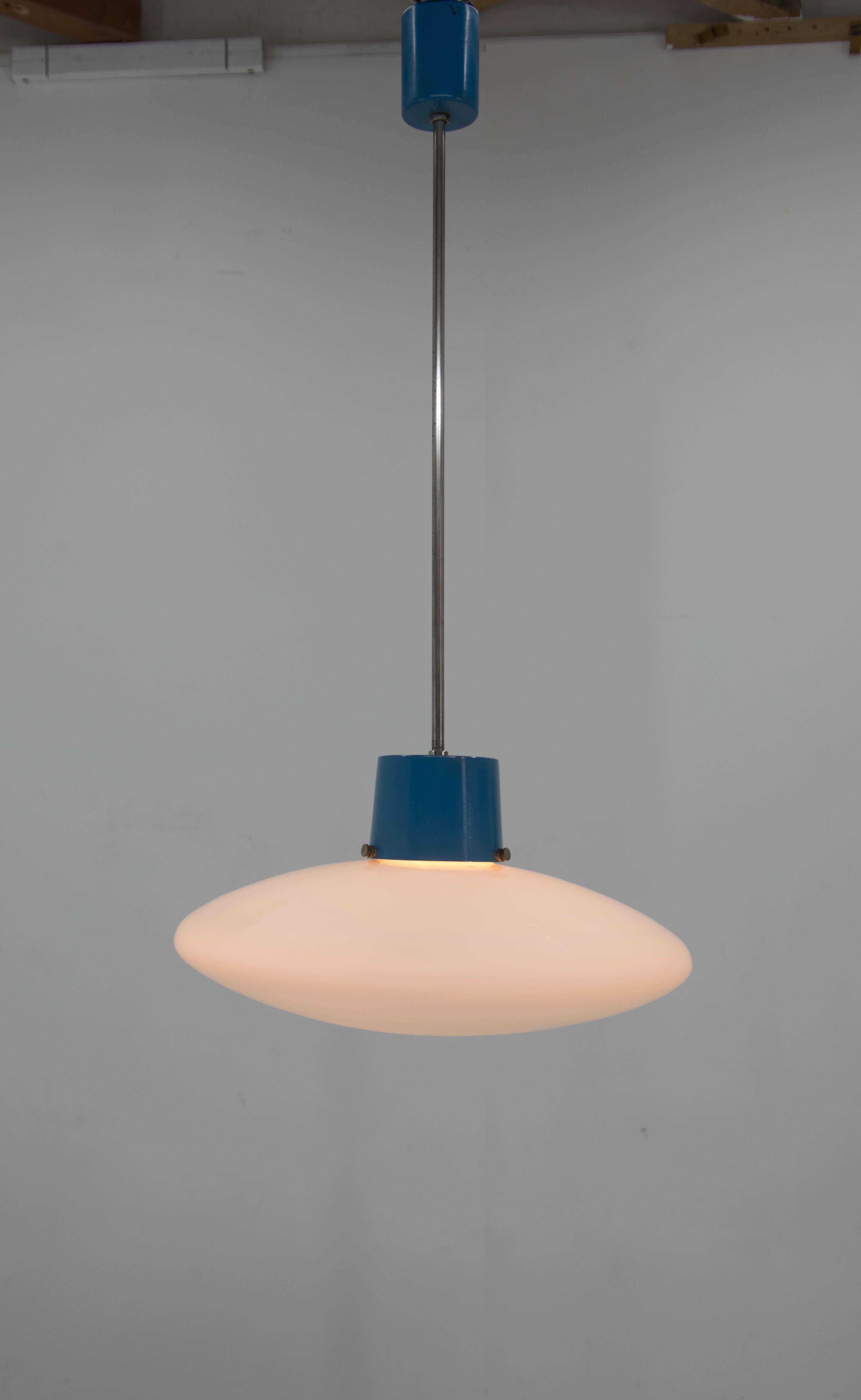 Raro ciondolo UFO interamente in vetro. 
Ottime condizioni, vetro senza danni.
Ricablato: 1x100W, lampadina E25-E27.
Compatibile con il cablaggio U.