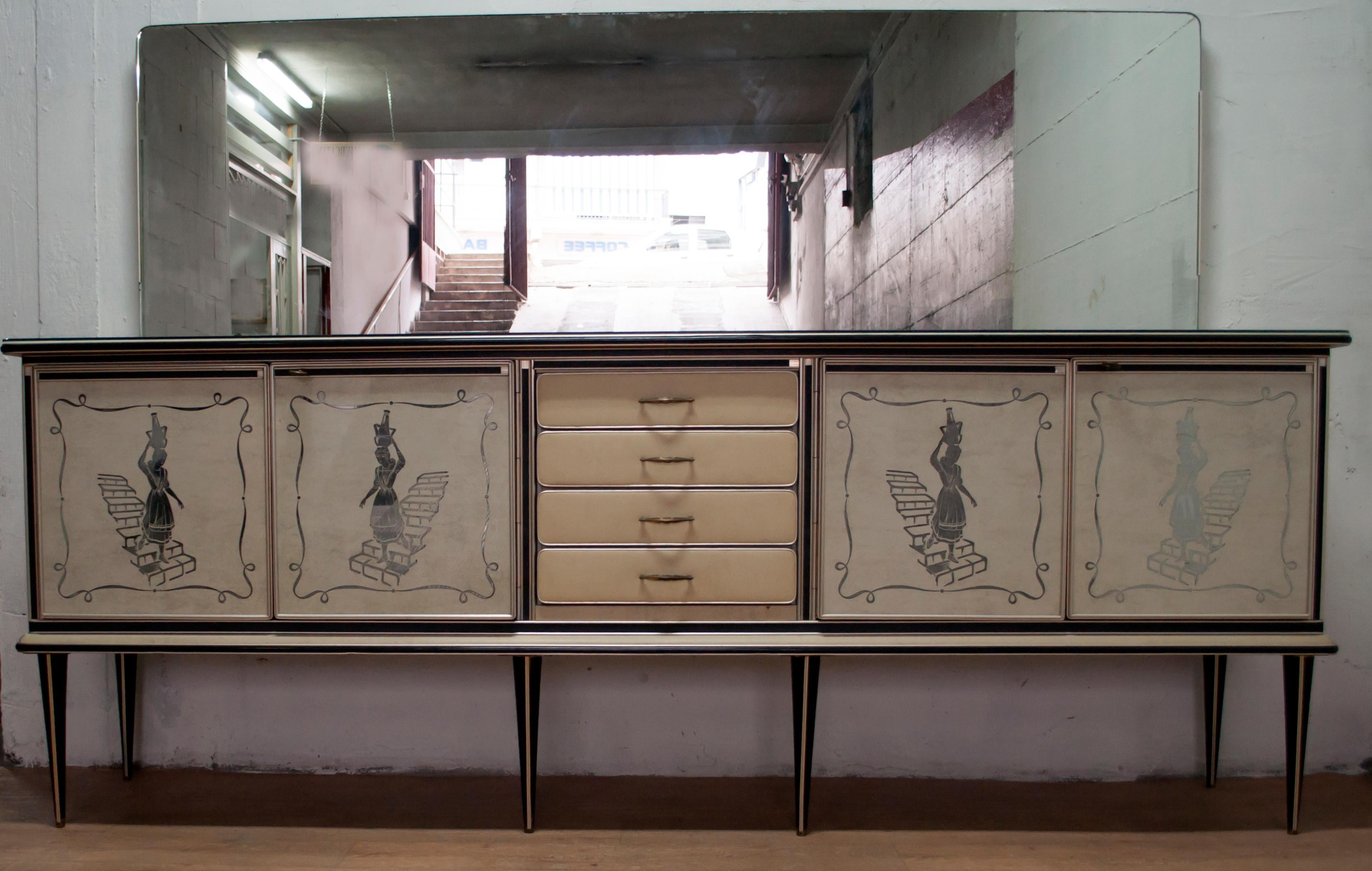 Rare buffet de collection conçu en Italie par Umberto Mascagni de Bologne. Le buffet à quatre portes et quatre tiroirs des années 1950 a été réalisé avec des portes en verre teinté dans la masse, quatre portes avec une femme descendant l'escalier.