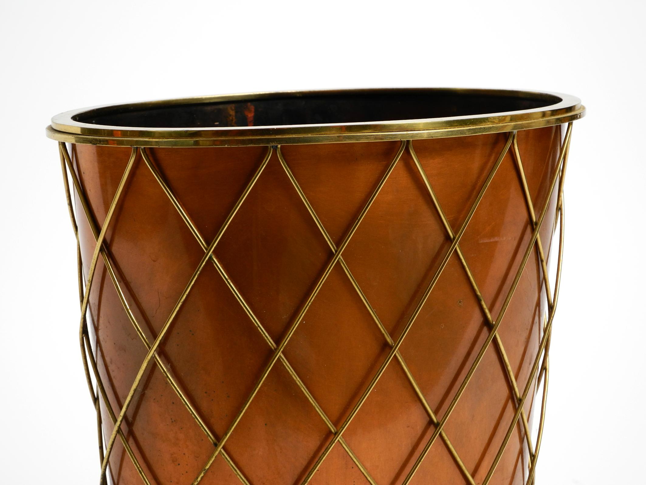 Mid Century umbrella stand by Vereinigte Werkstätten made of copper and brass For Sale 3