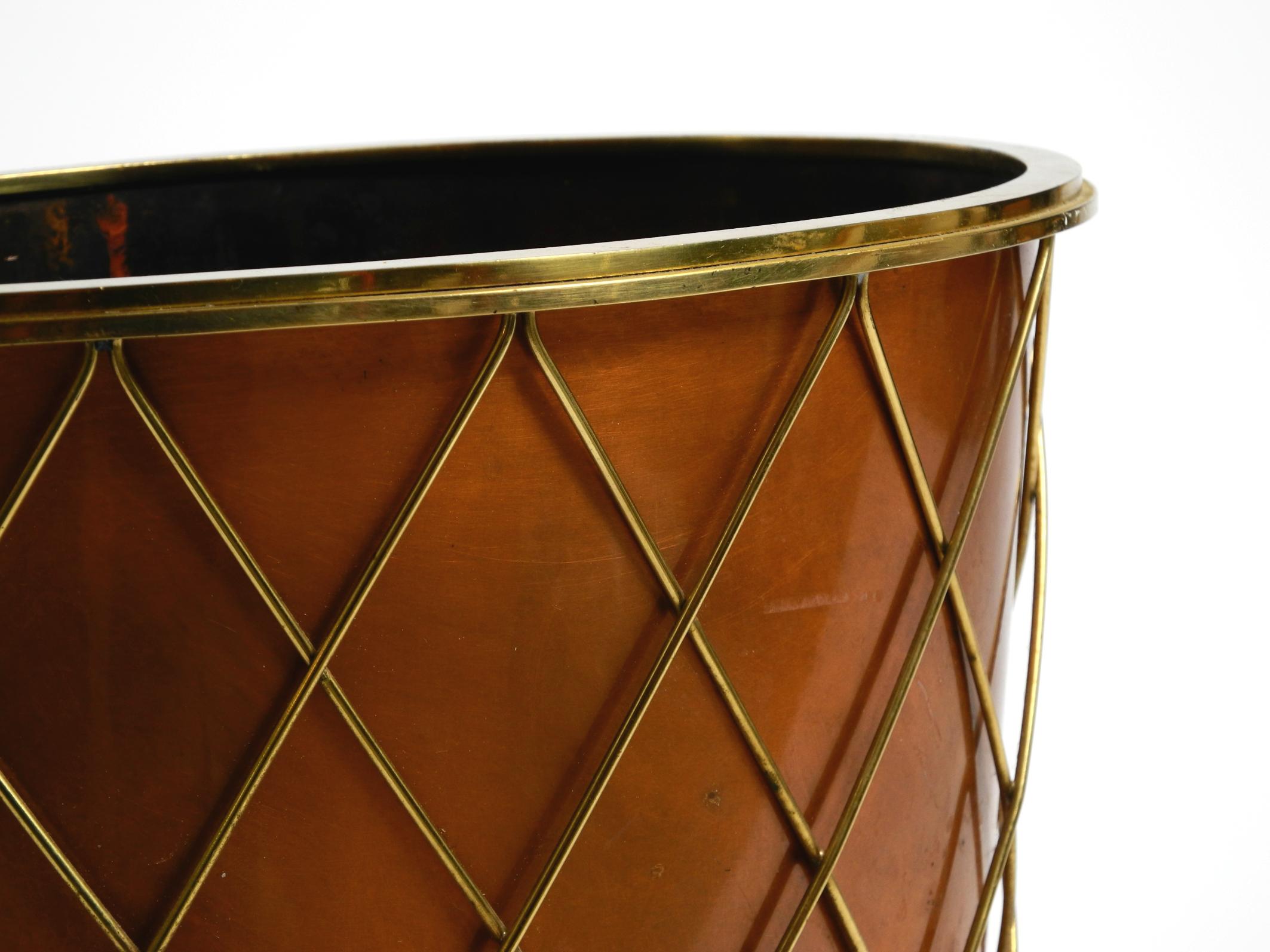 Mid Century umbrella stand by Vereinigte Werkstätten made of copper and brass For Sale 4